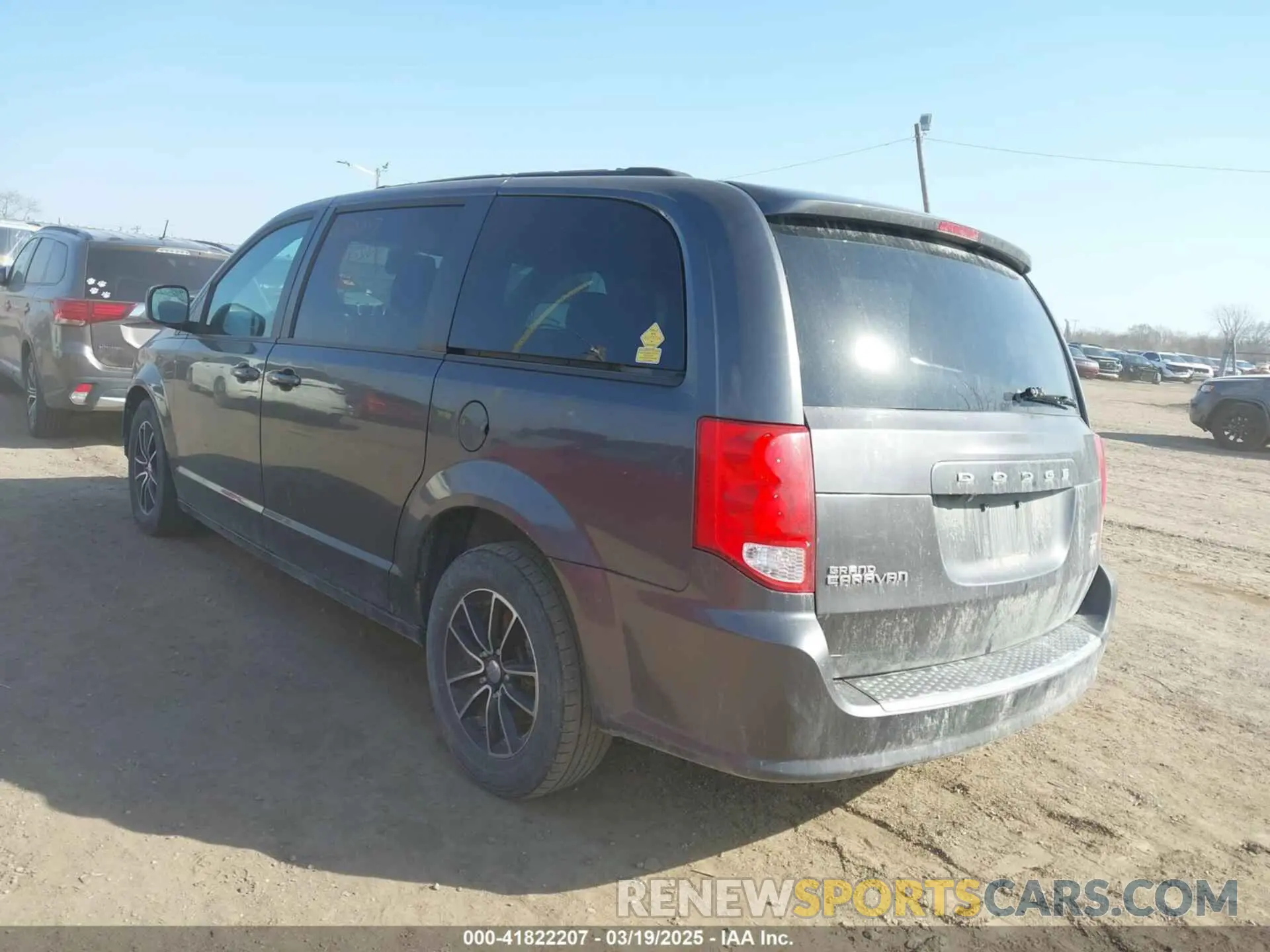 3 Photograph of a damaged car 2C4RDGEG5KR565377 DODGE GRAND CARAVAN 2019