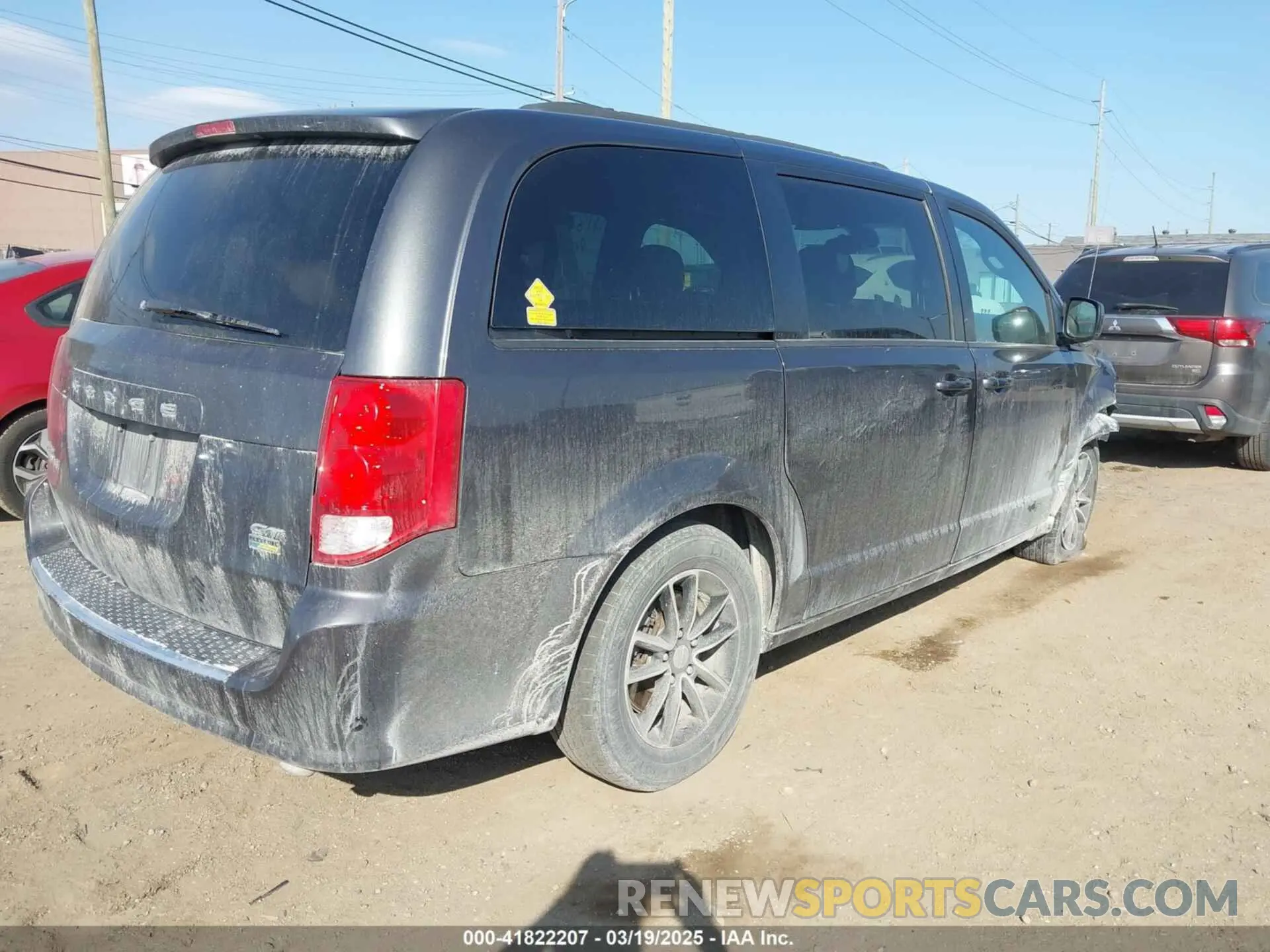 4 Photograph of a damaged car 2C4RDGEG5KR565377 DODGE GRAND CARAVAN 2019