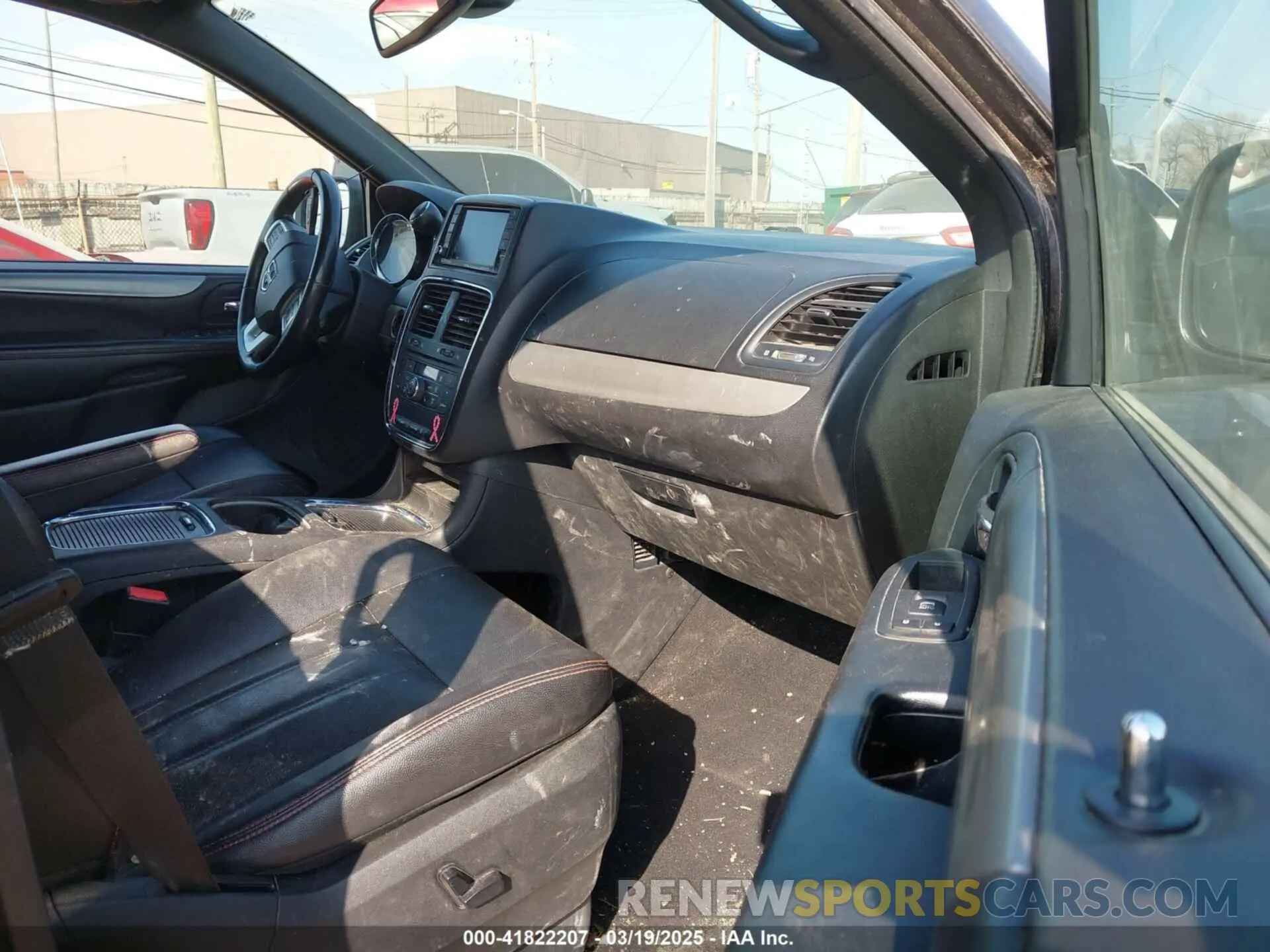 5 Photograph of a damaged car 2C4RDGEG5KR565377 DODGE GRAND CARAVAN 2019