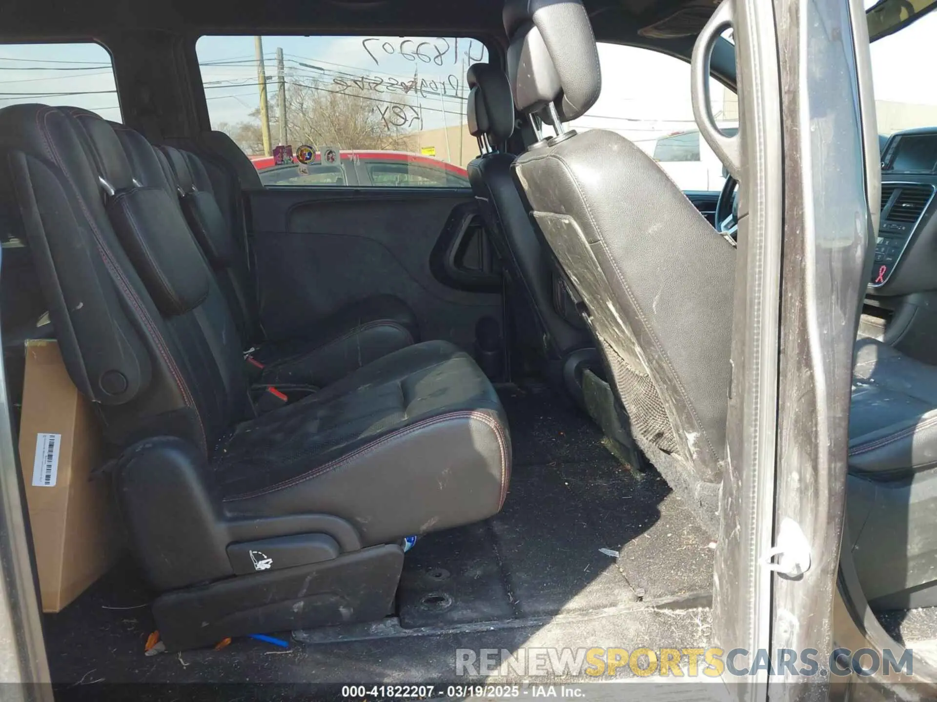 8 Photograph of a damaged car 2C4RDGEG5KR565377 DODGE GRAND CARAVAN 2019