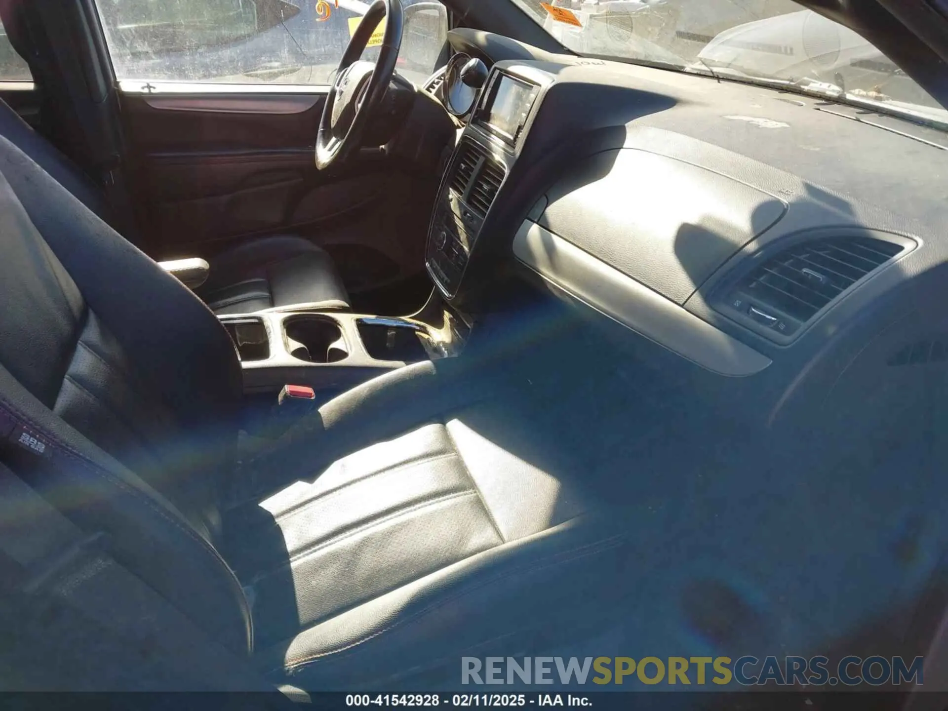 5 Photograph of a damaged car 2C4RDGEG5KR744504 DODGE GRAND CARAVAN 2019