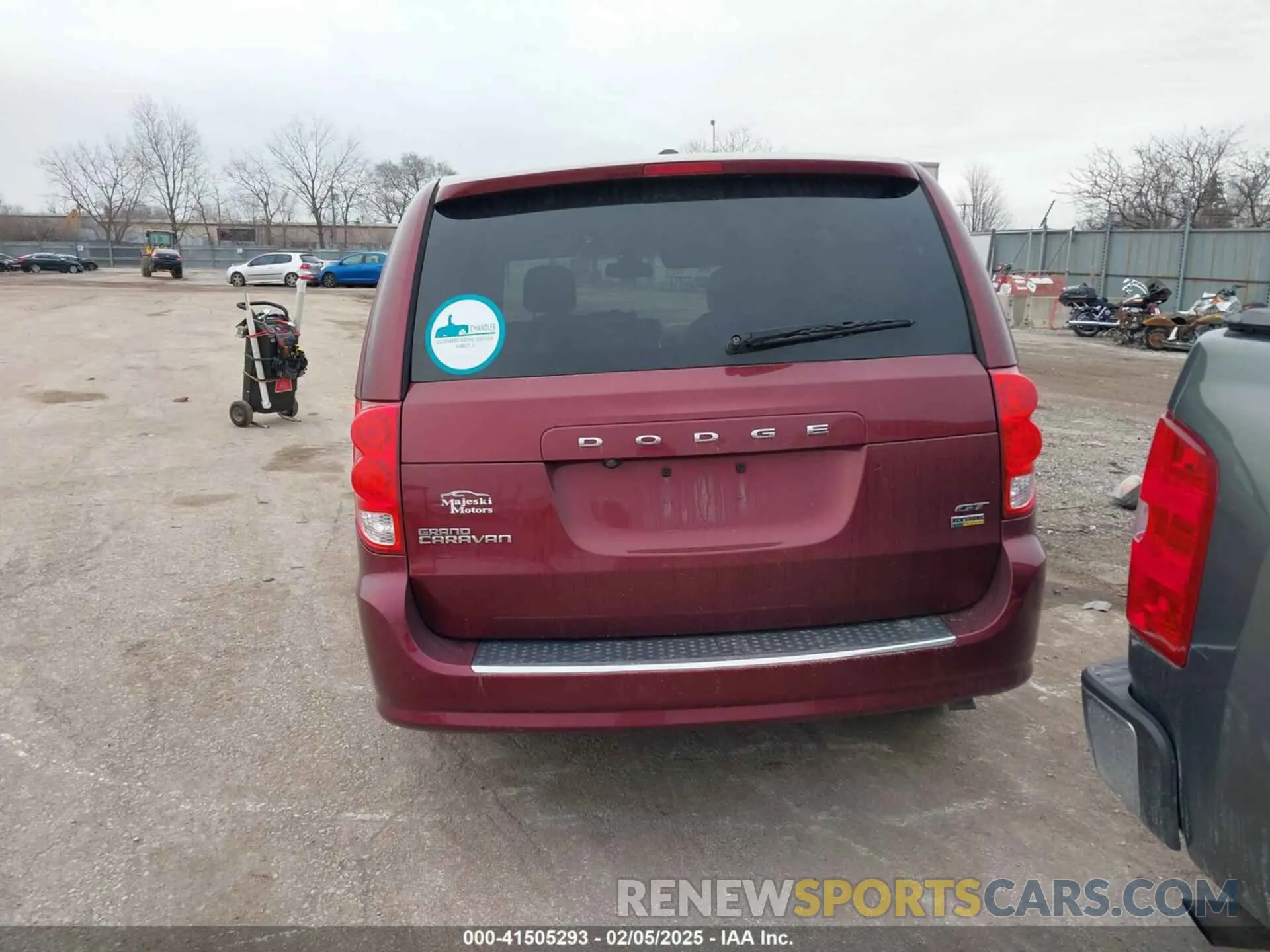 17 Photograph of a damaged car 2C4RDGEG5KR769967 DODGE GRAND CARAVAN 2019
