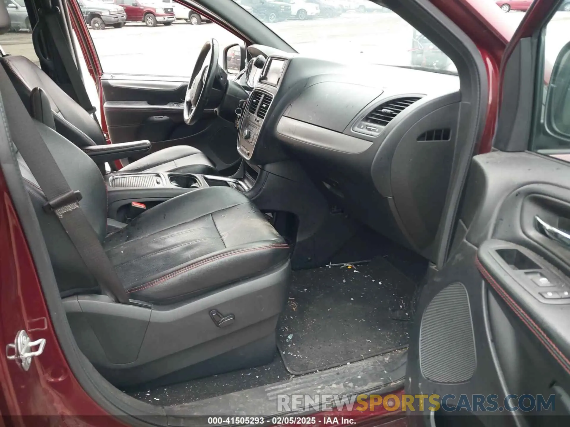 5 Photograph of a damaged car 2C4RDGEG5KR769967 DODGE GRAND CARAVAN 2019