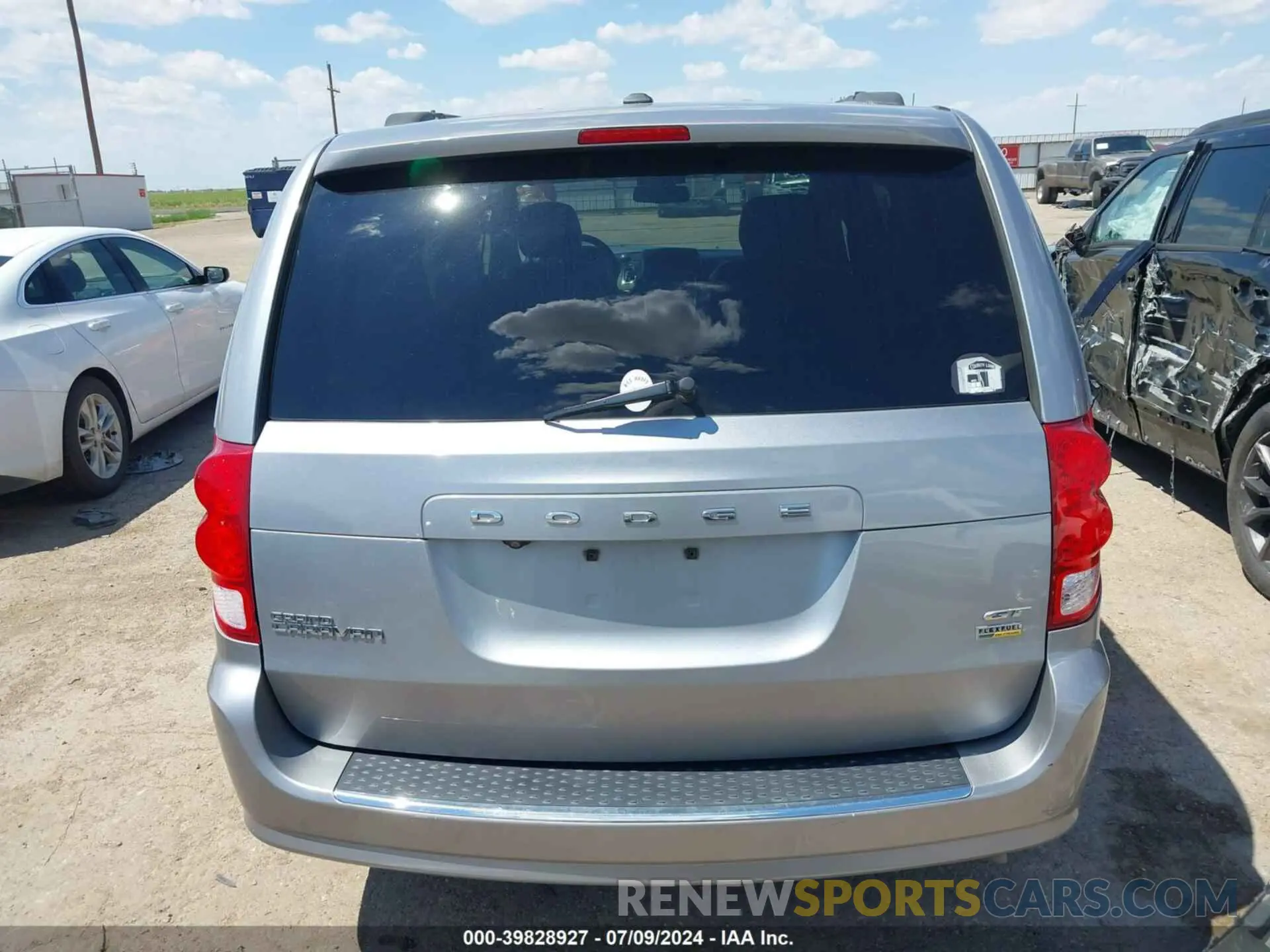 17 Photograph of a damaged car 2C4RDGEG6KR565369 DODGE GRAND CARAVAN 2019
