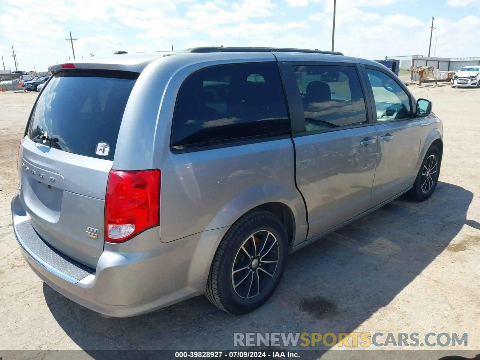 4 Photograph of a damaged car 2C4RDGEG6KR565369 DODGE GRAND CARAVAN 2019