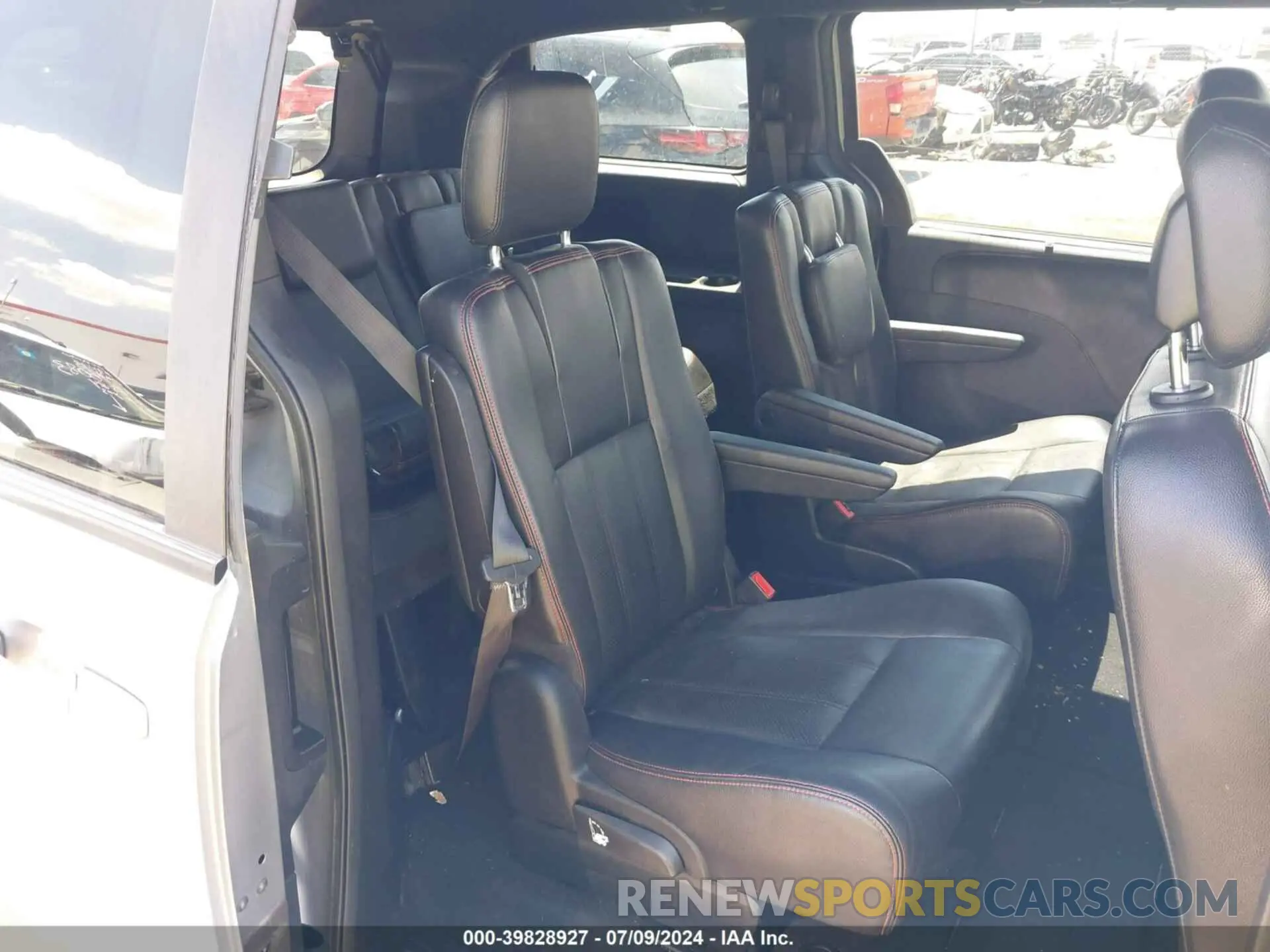 8 Photograph of a damaged car 2C4RDGEG6KR565369 DODGE GRAND CARAVAN 2019