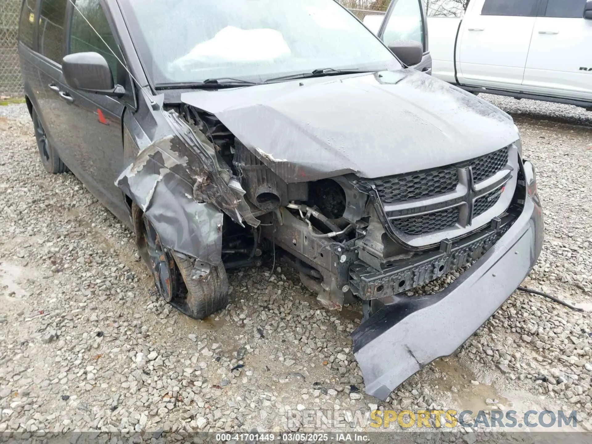 6 Photograph of a damaged car 2C4RDGEG6KR658232 DODGE GRAND CARAVAN 2019