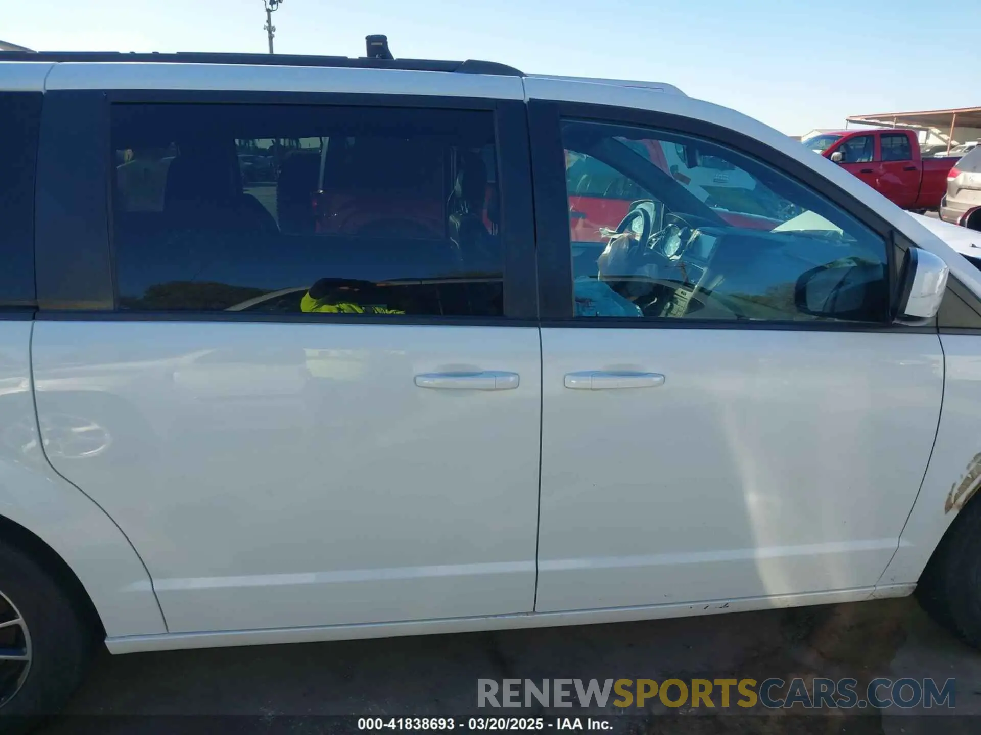 14 Photograph of a damaged car 2C4RDGEG7KR565218 DODGE GRAND CARAVAN 2019