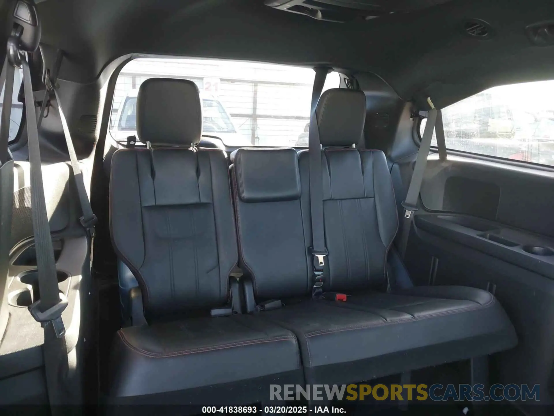 18 Photograph of a damaged car 2C4RDGEG7KR565218 DODGE GRAND CARAVAN 2019