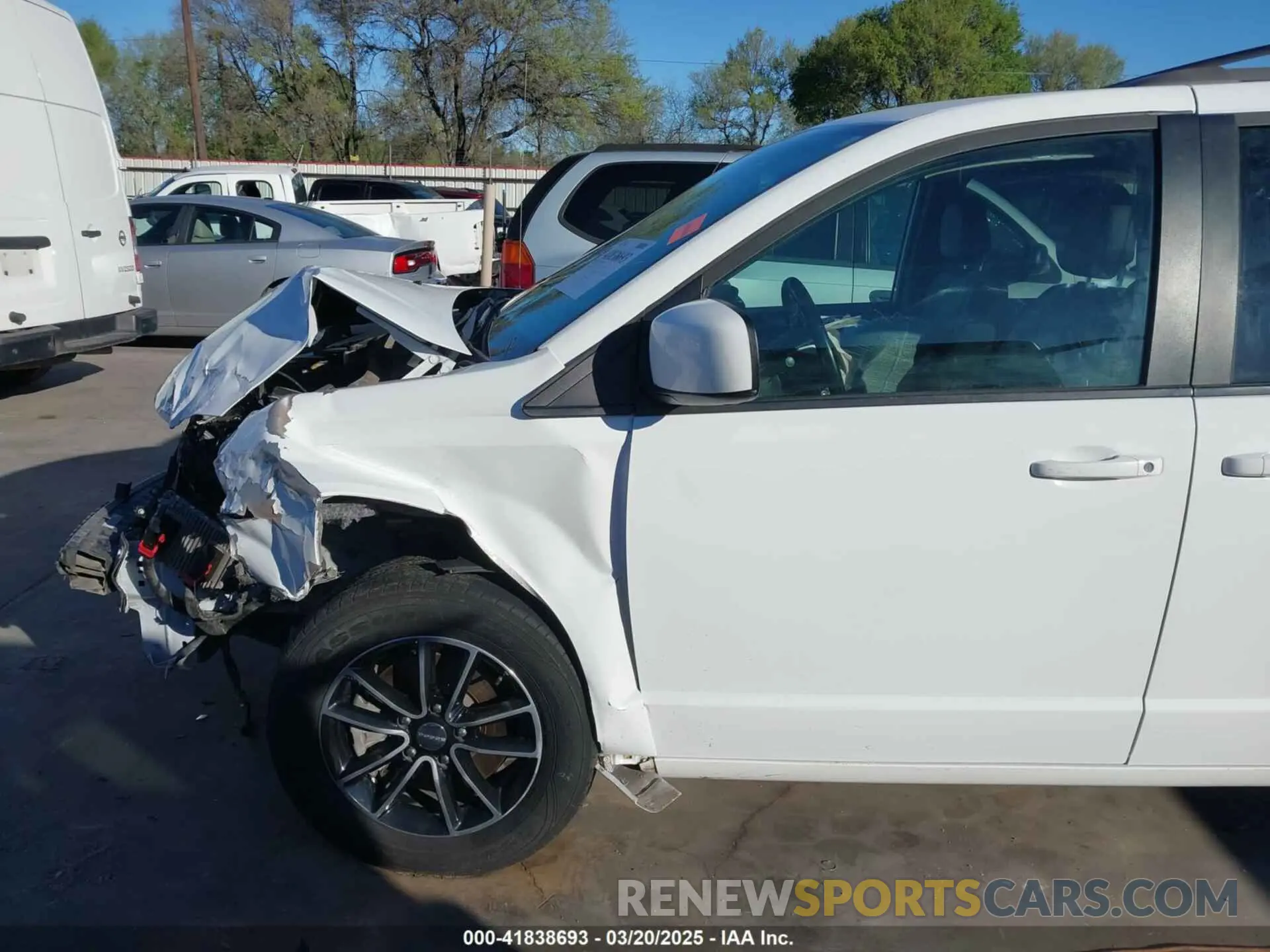 19 Photograph of a damaged car 2C4RDGEG7KR565218 DODGE GRAND CARAVAN 2019