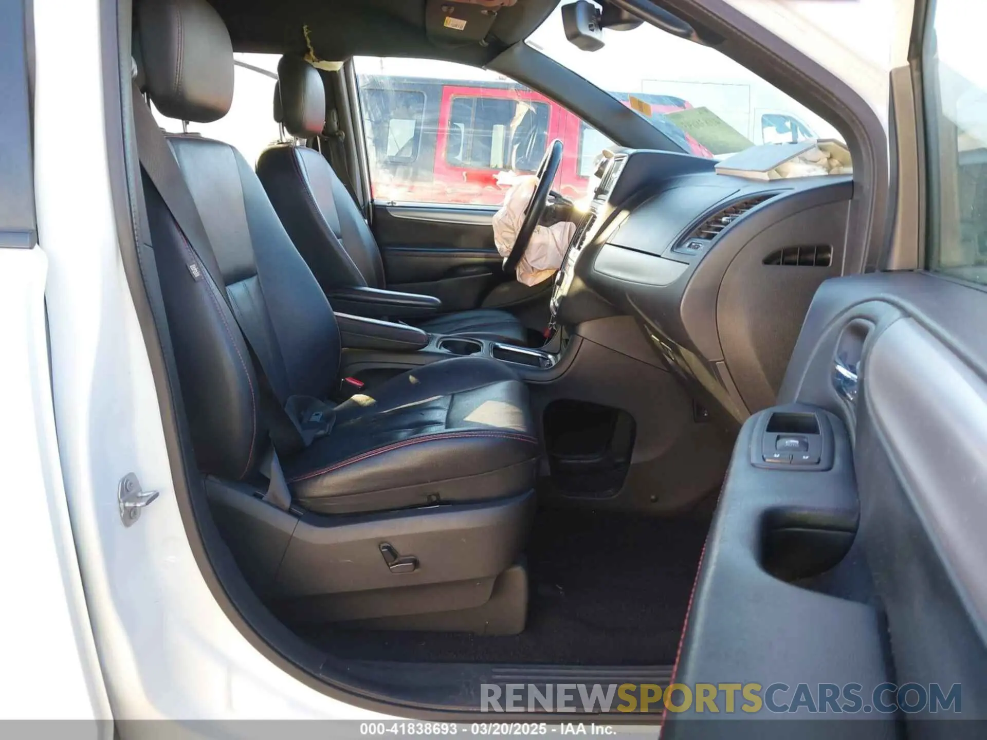 5 Photograph of a damaged car 2C4RDGEG7KR565218 DODGE GRAND CARAVAN 2019