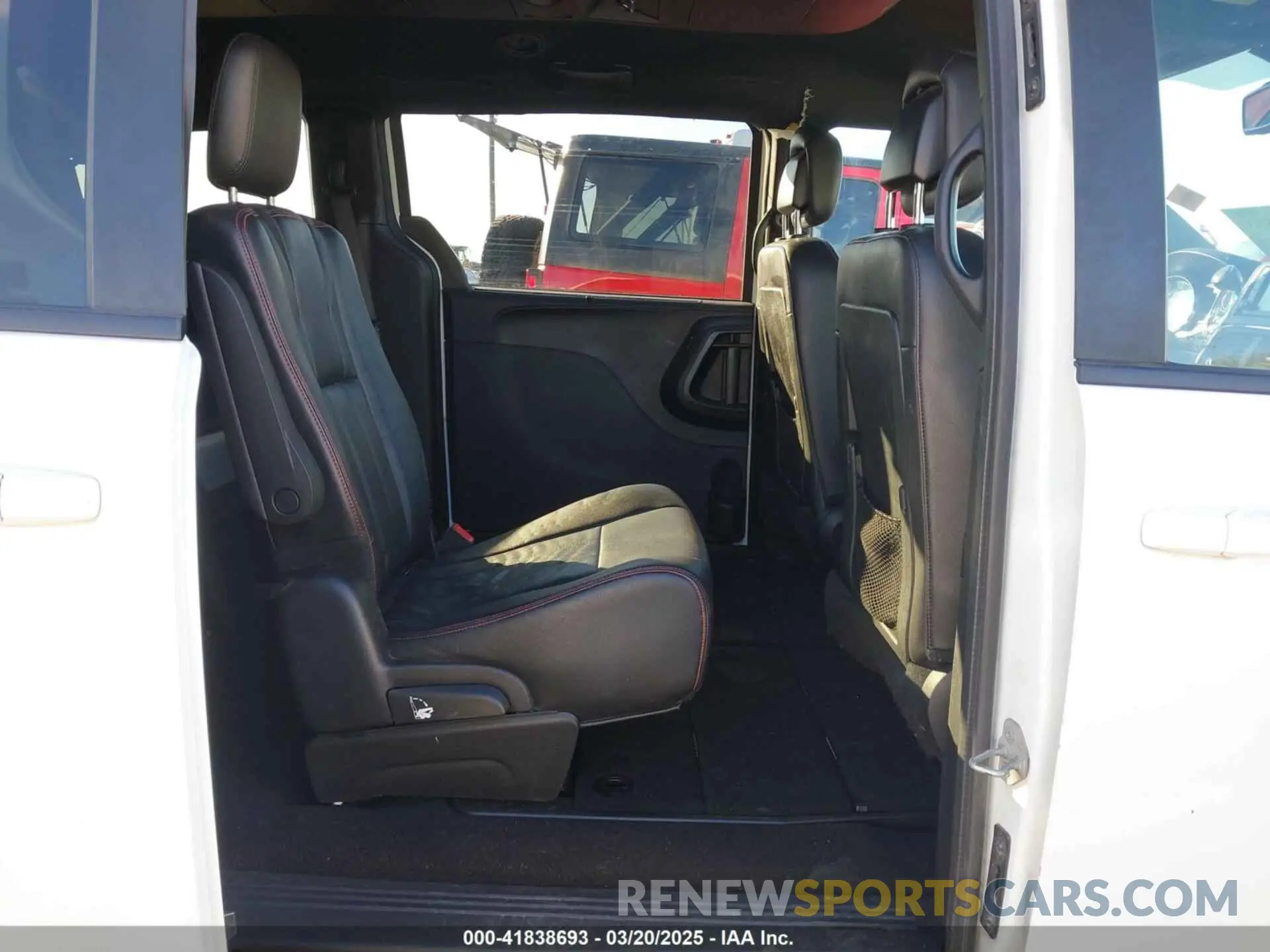 8 Photograph of a damaged car 2C4RDGEG7KR565218 DODGE GRAND CARAVAN 2019