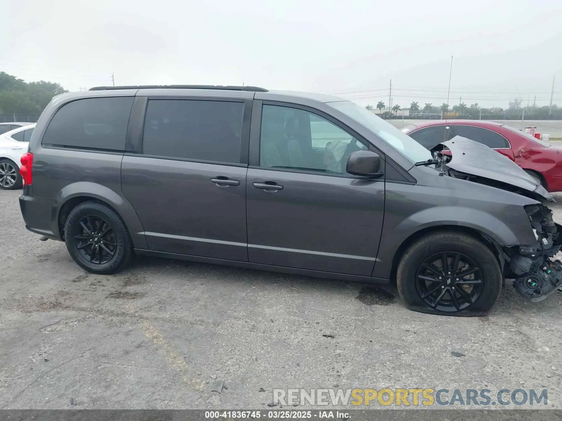 14 Photograph of a damaged car 2C4RDGEG7KR663147 DODGE GRAND CARAVAN 2019