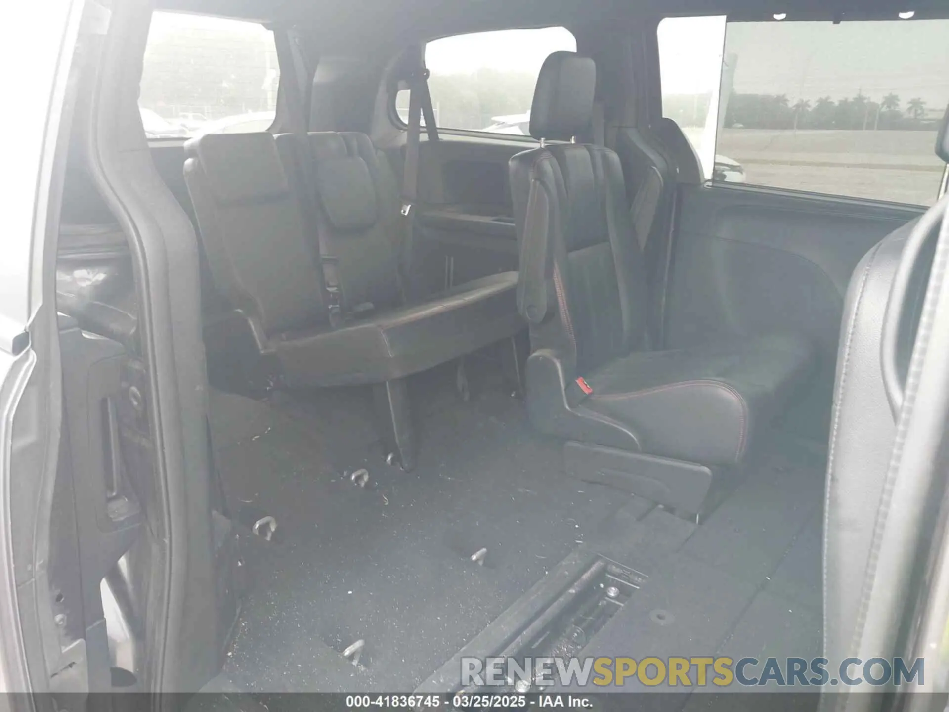 8 Photograph of a damaged car 2C4RDGEG7KR663147 DODGE GRAND CARAVAN 2019