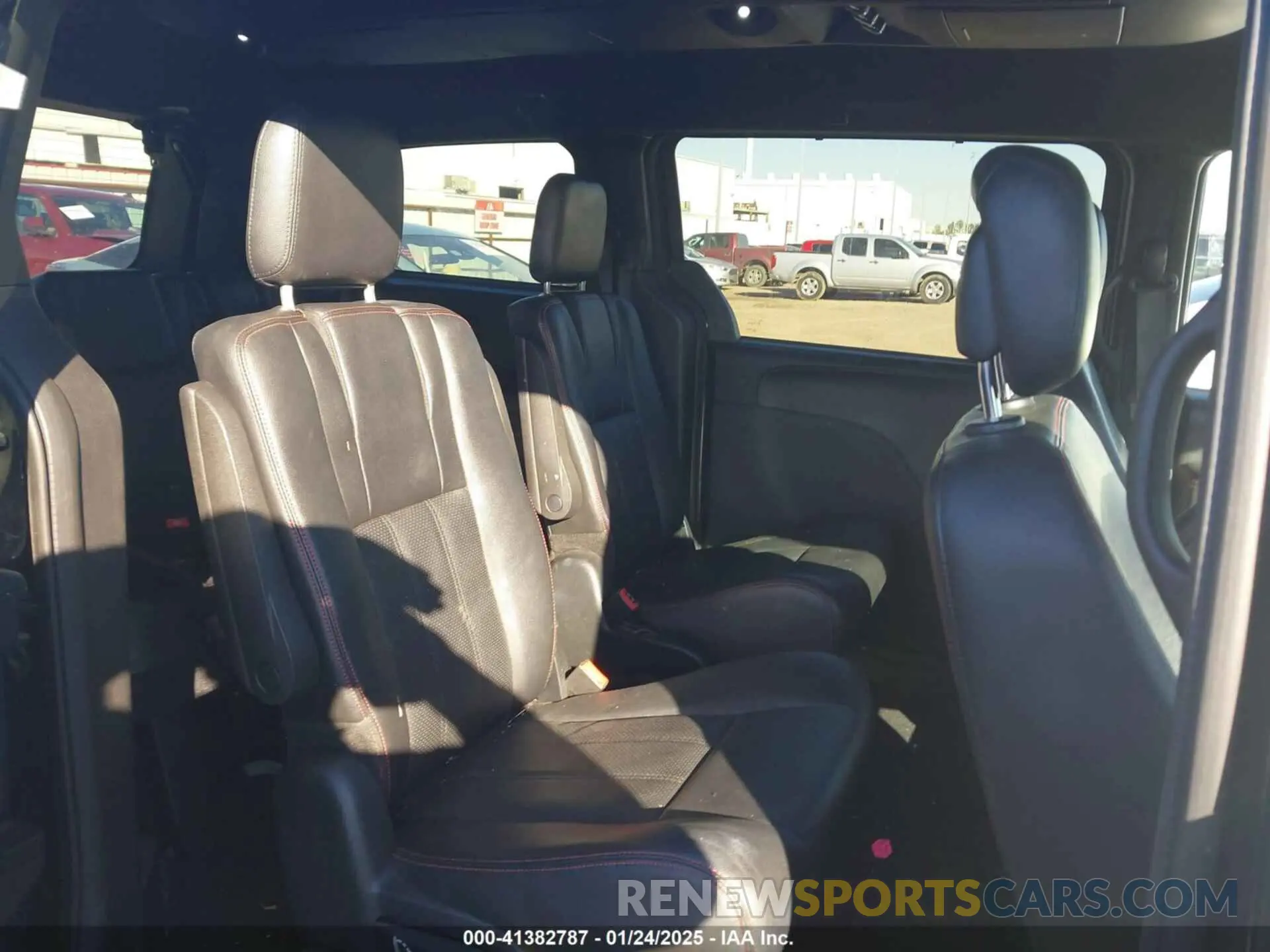 8 Photograph of a damaged car 2C4RDGEG7KR768951 DODGE GRAND CARAVAN 2019