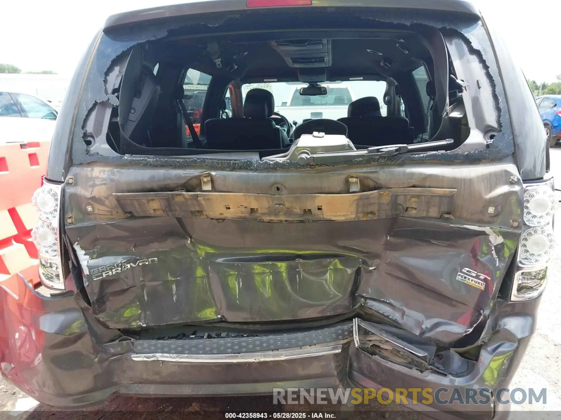 17 Photograph of a damaged car 2C4RDGEG7KR769968 DODGE GRAND CARAVAN 2019