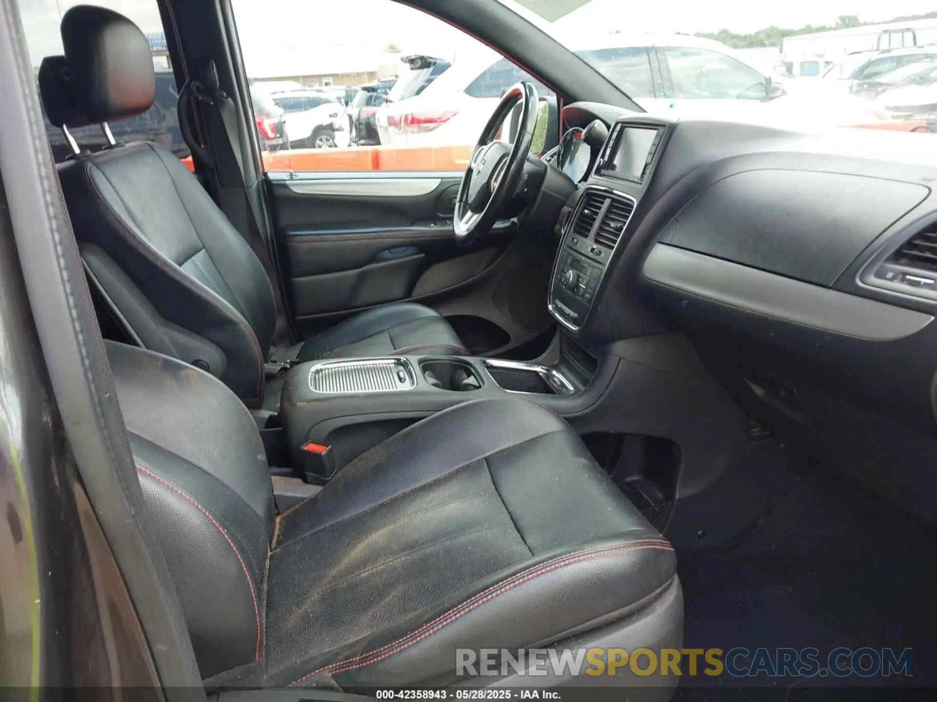 5 Photograph of a damaged car 2C4RDGEG7KR769968 DODGE GRAND CARAVAN 2019