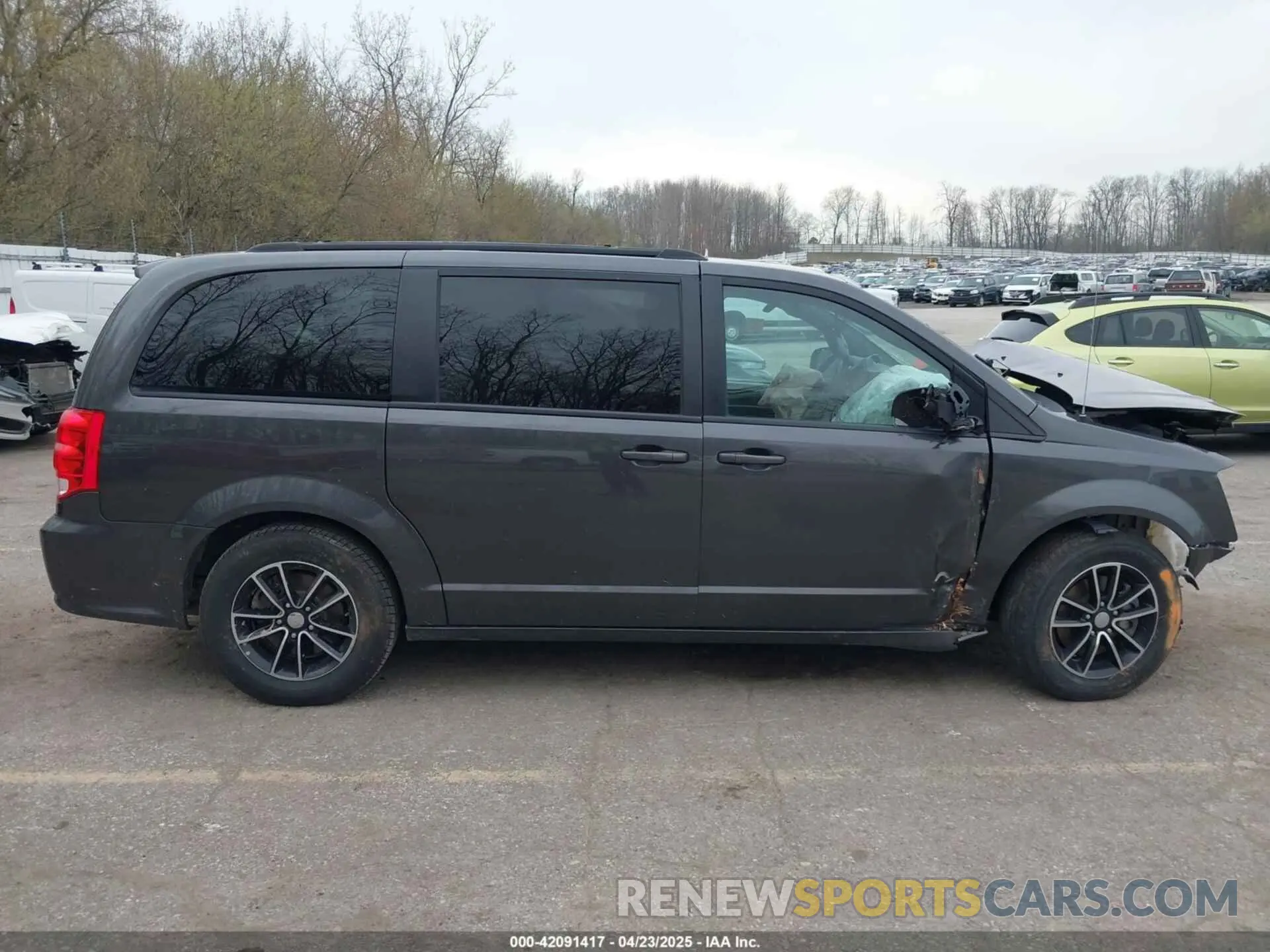 13 Photograph of a damaged car 2C4RDGEG8KR606486 DODGE GRAND CARAVAN 2019