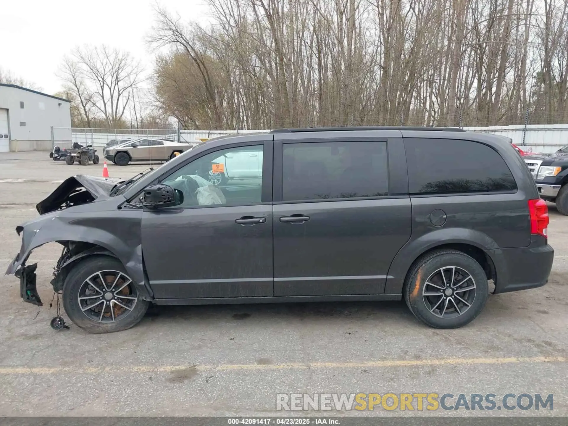 14 Photograph of a damaged car 2C4RDGEG8KR606486 DODGE GRAND CARAVAN 2019