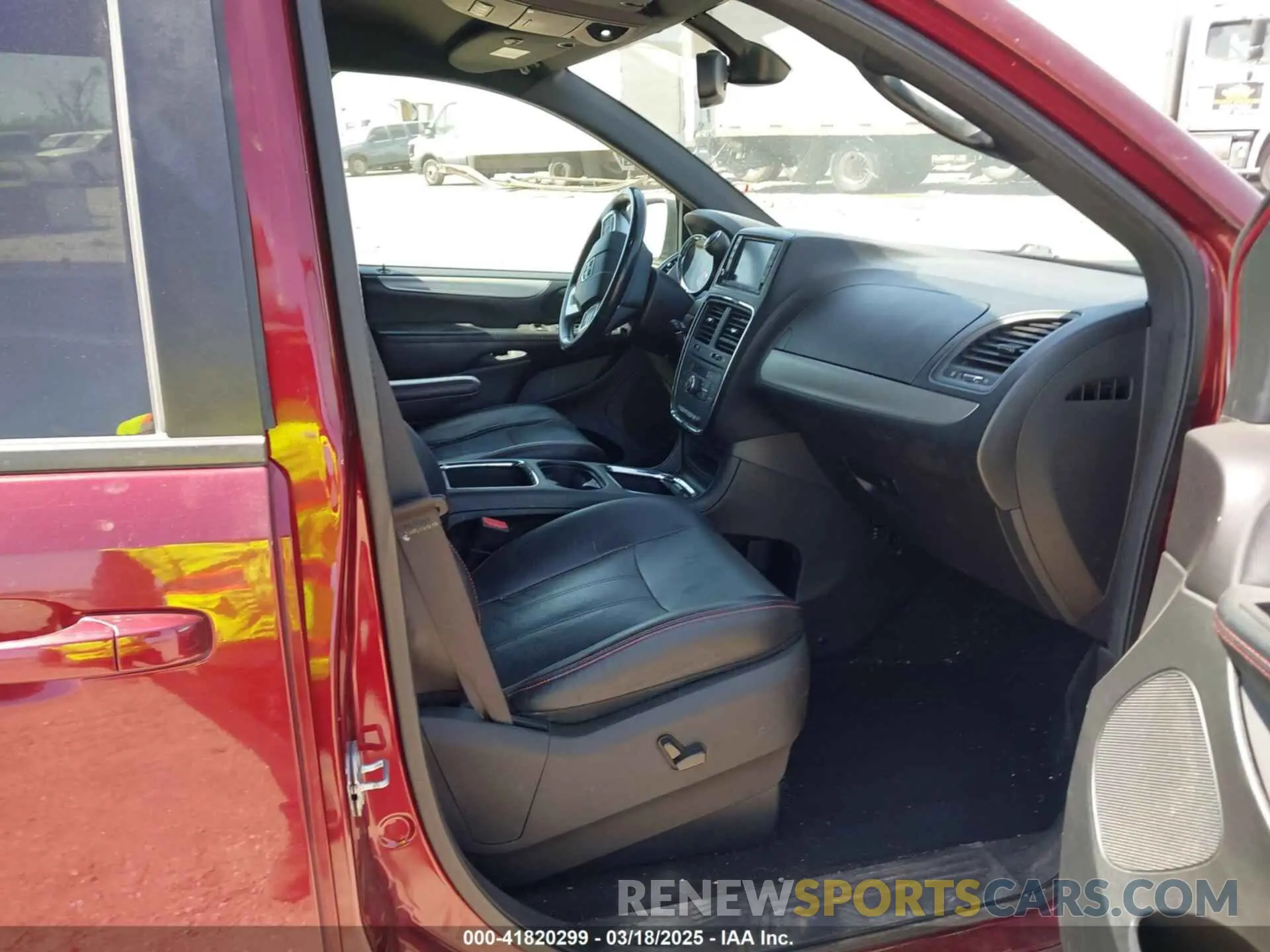 5 Photograph of a damaged car 2C4RDGEG8KR711691 DODGE GRAND CARAVAN 2019