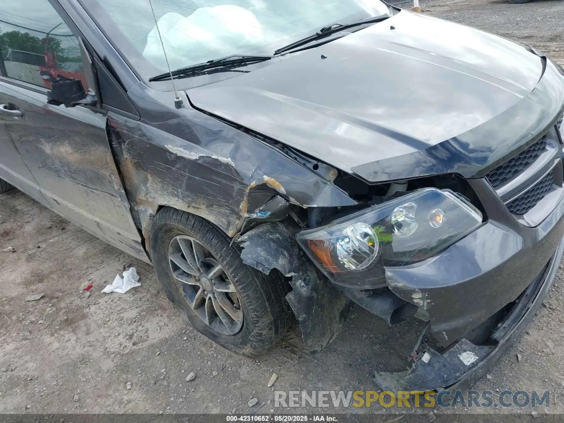 6 Photograph of a damaged car 2C4RDGEG9KR512035 DODGE GRAND CARAVAN 2019