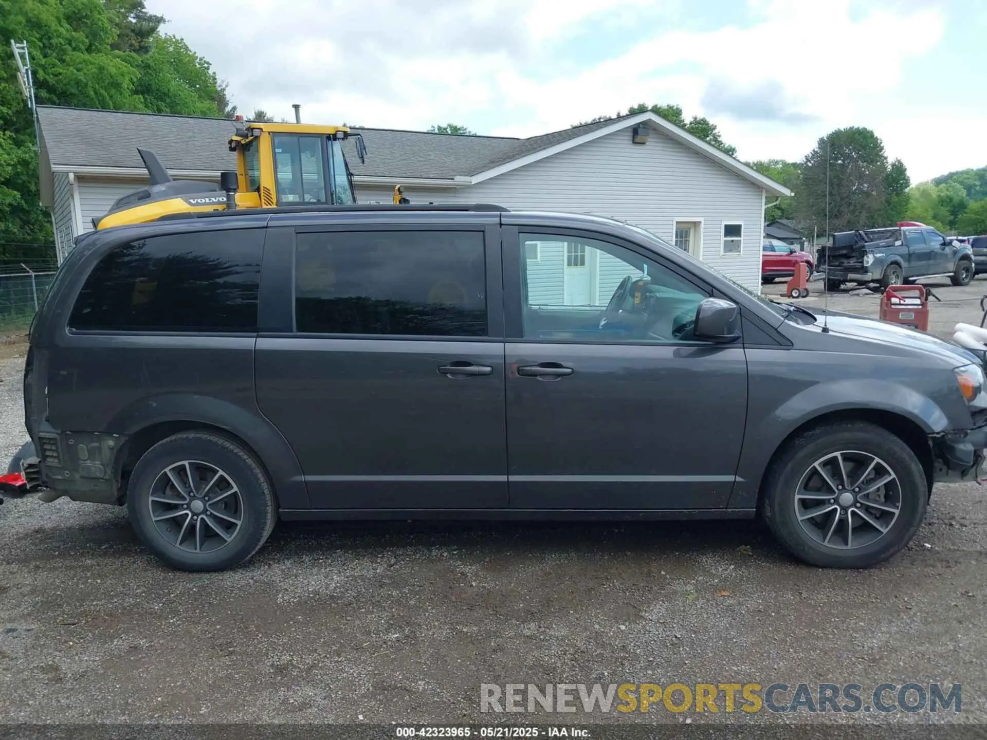 14 Photograph of a damaged car 2C4RDGEG9KR521026 DODGE GRAND CARAVAN 2019