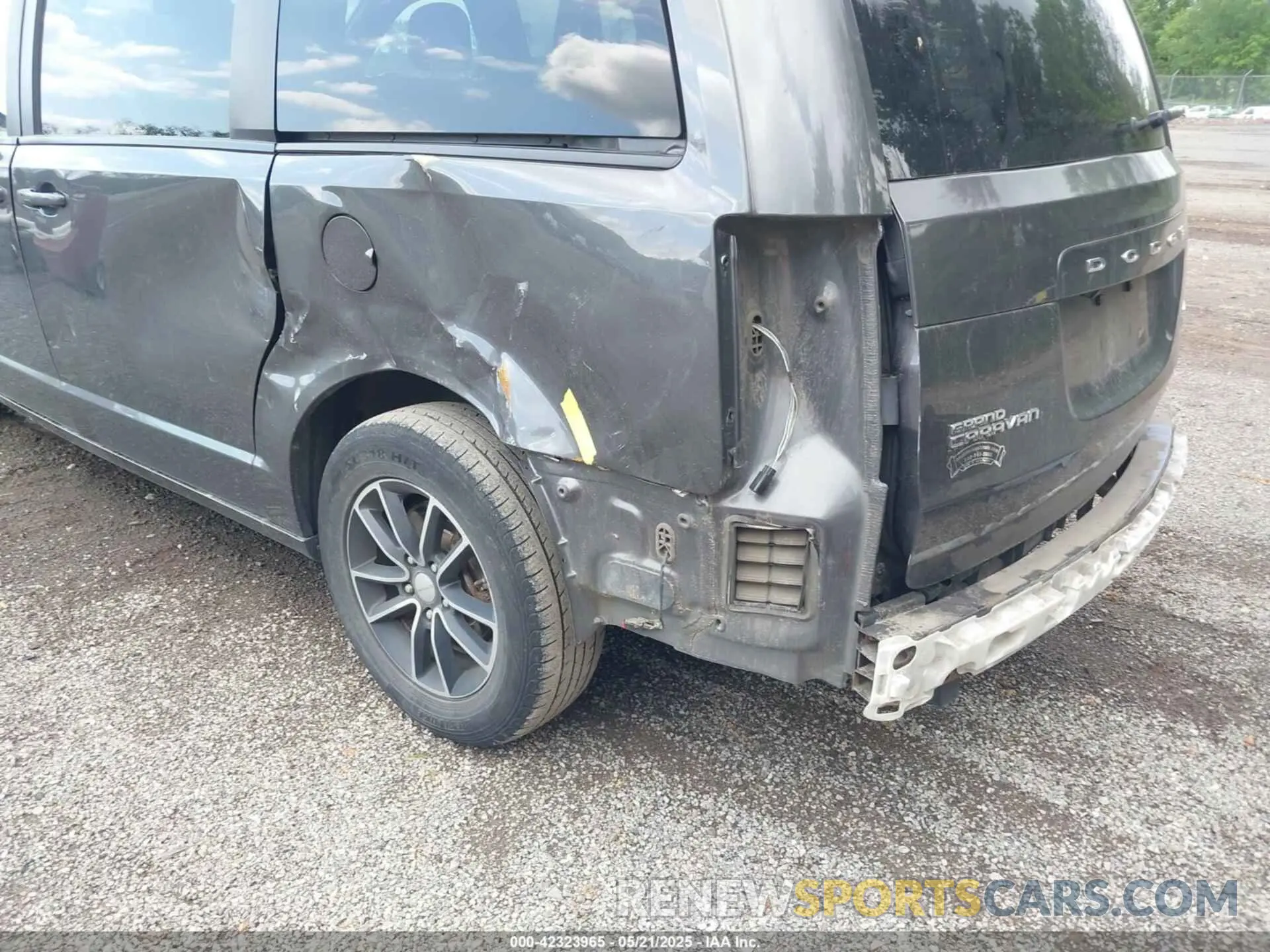 19 Photograph of a damaged car 2C4RDGEG9KR521026 DODGE GRAND CARAVAN 2019