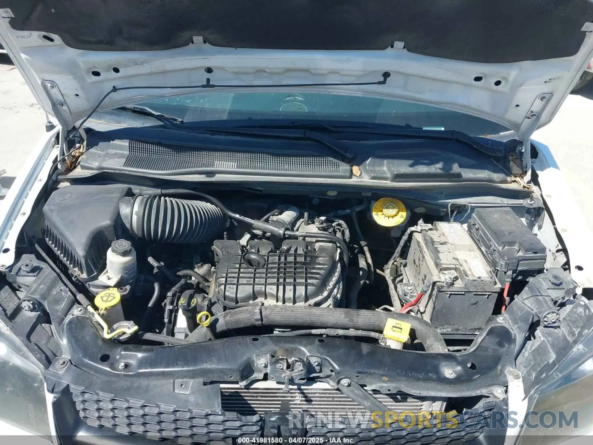 10 Photograph of a damaged car 2C4RDGEG9KR663280 DODGE GRAND CARAVAN 2019