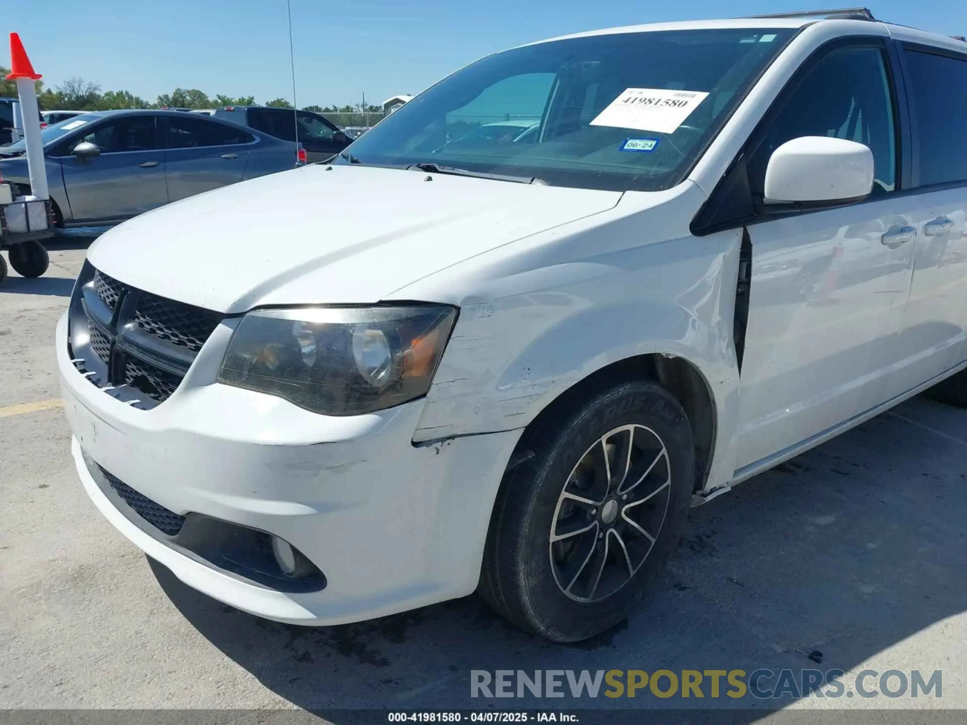 17 Photograph of a damaged car 2C4RDGEG9KR663280 DODGE GRAND CARAVAN 2019