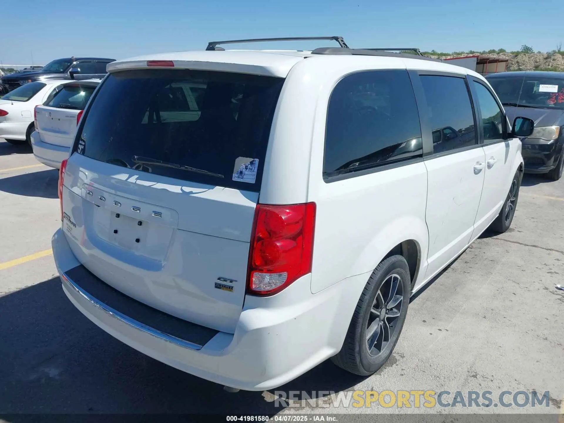 4 Photograph of a damaged car 2C4RDGEG9KR663280 DODGE GRAND CARAVAN 2019