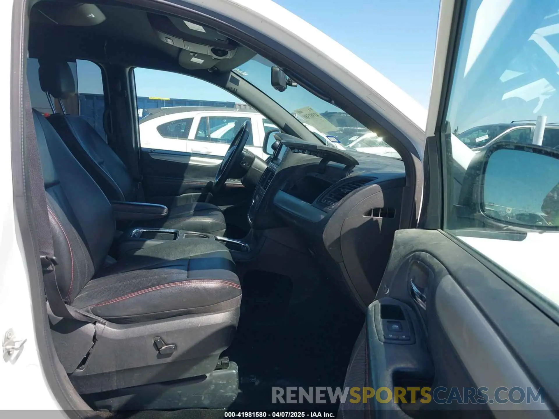 5 Photograph of a damaged car 2C4RDGEG9KR663280 DODGE GRAND CARAVAN 2019