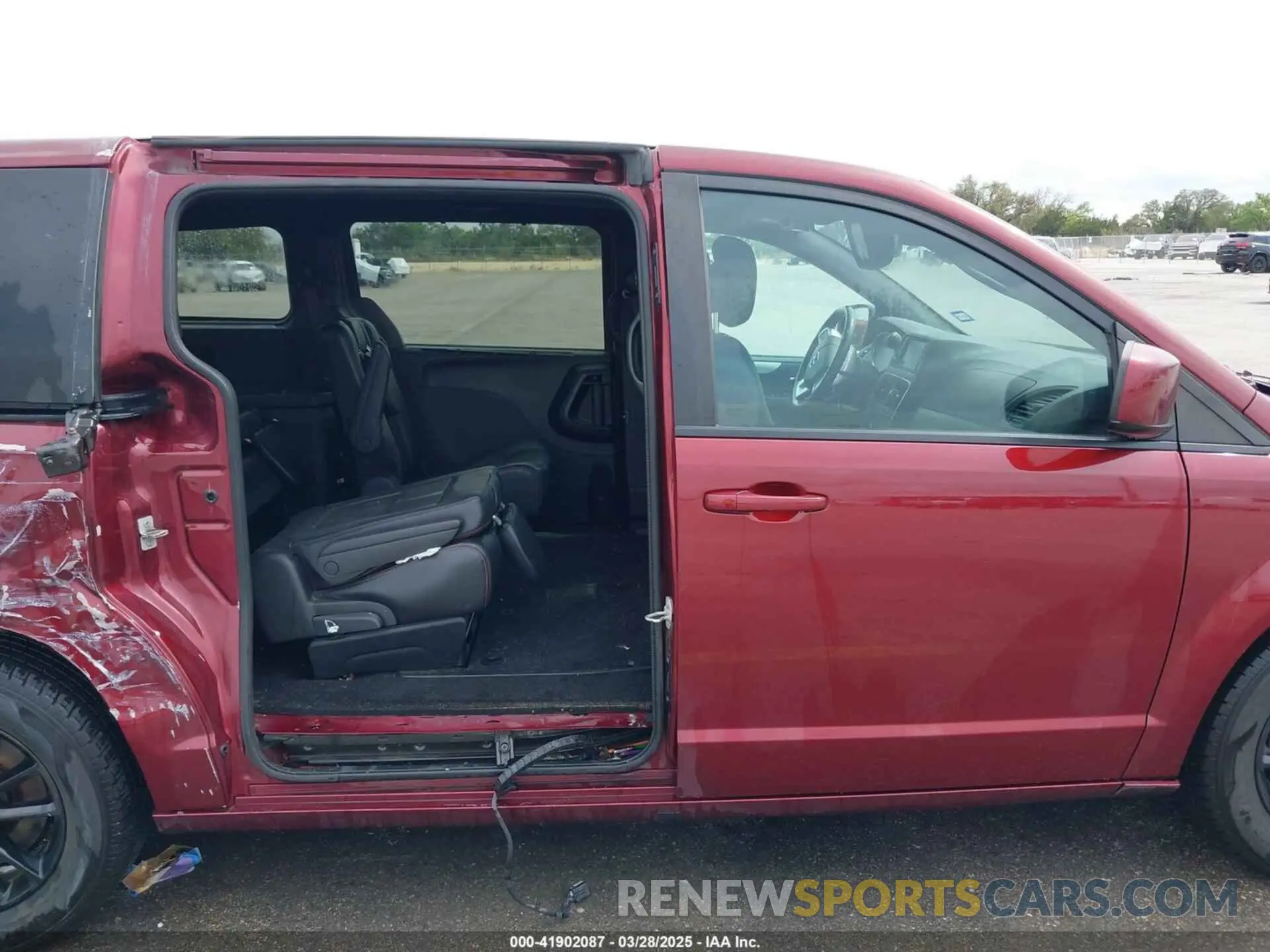 14 Photograph of a damaged car 2C4RDGEG9KR765114 DODGE GRAND CARAVAN 2019