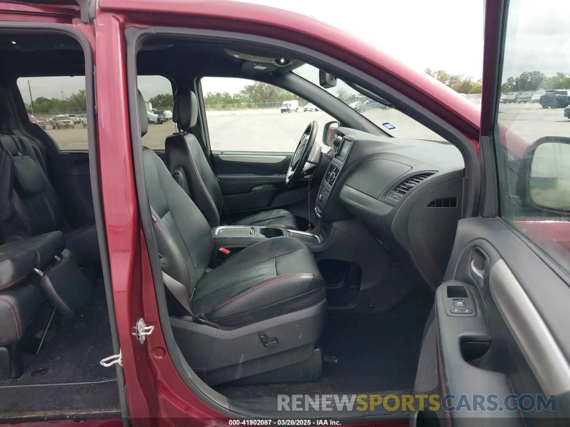 5 Photograph of a damaged car 2C4RDGEG9KR765114 DODGE GRAND CARAVAN 2019