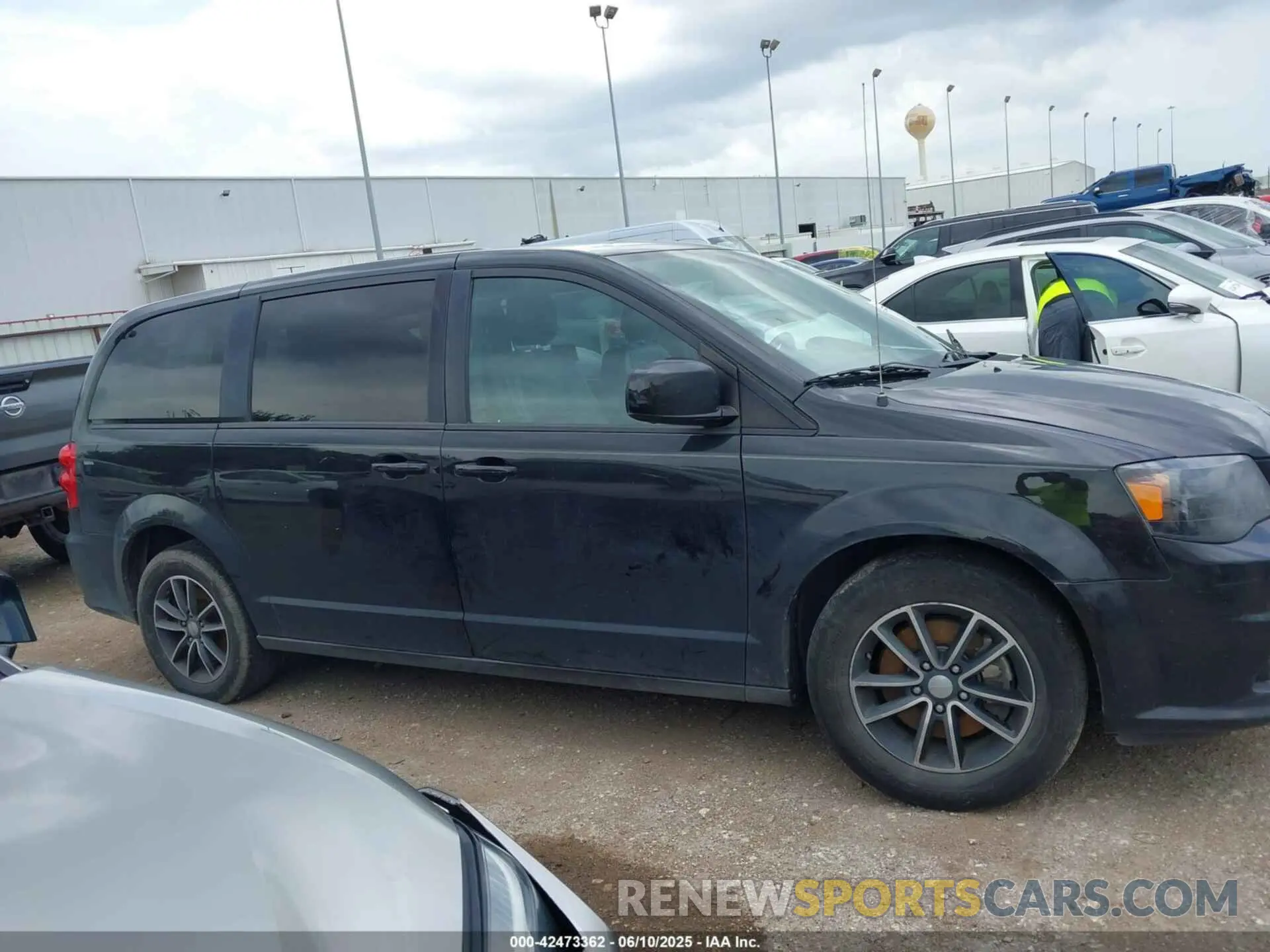 13 Photograph of a damaged car 2C4RDGEGXKR617053 DODGE GRAND CARAVAN 2019
