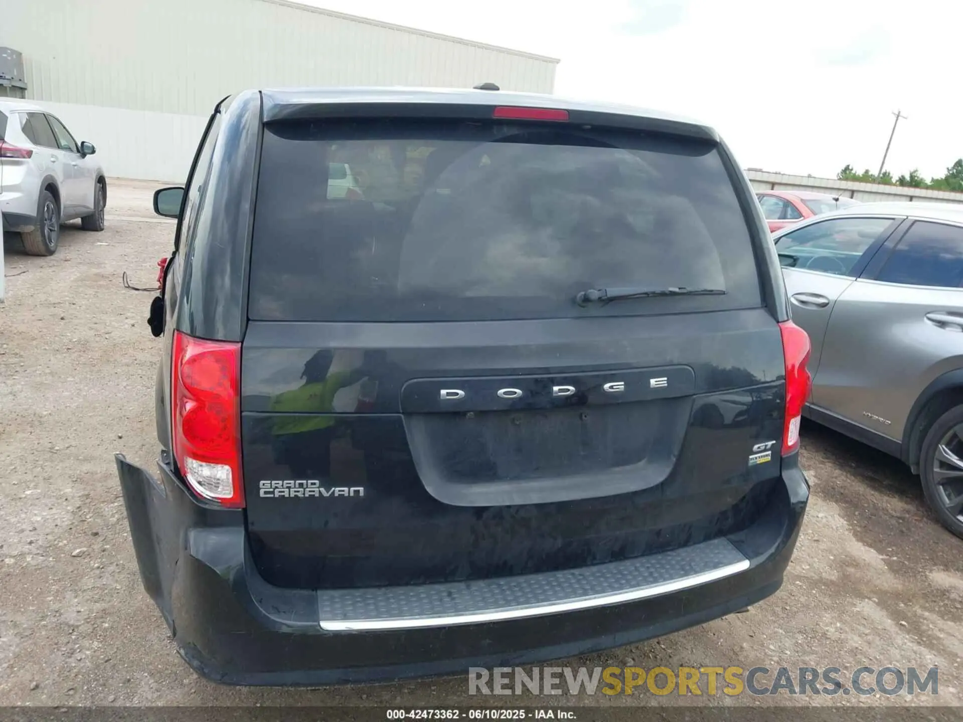 16 Photograph of a damaged car 2C4RDGEGXKR617053 DODGE GRAND CARAVAN 2019