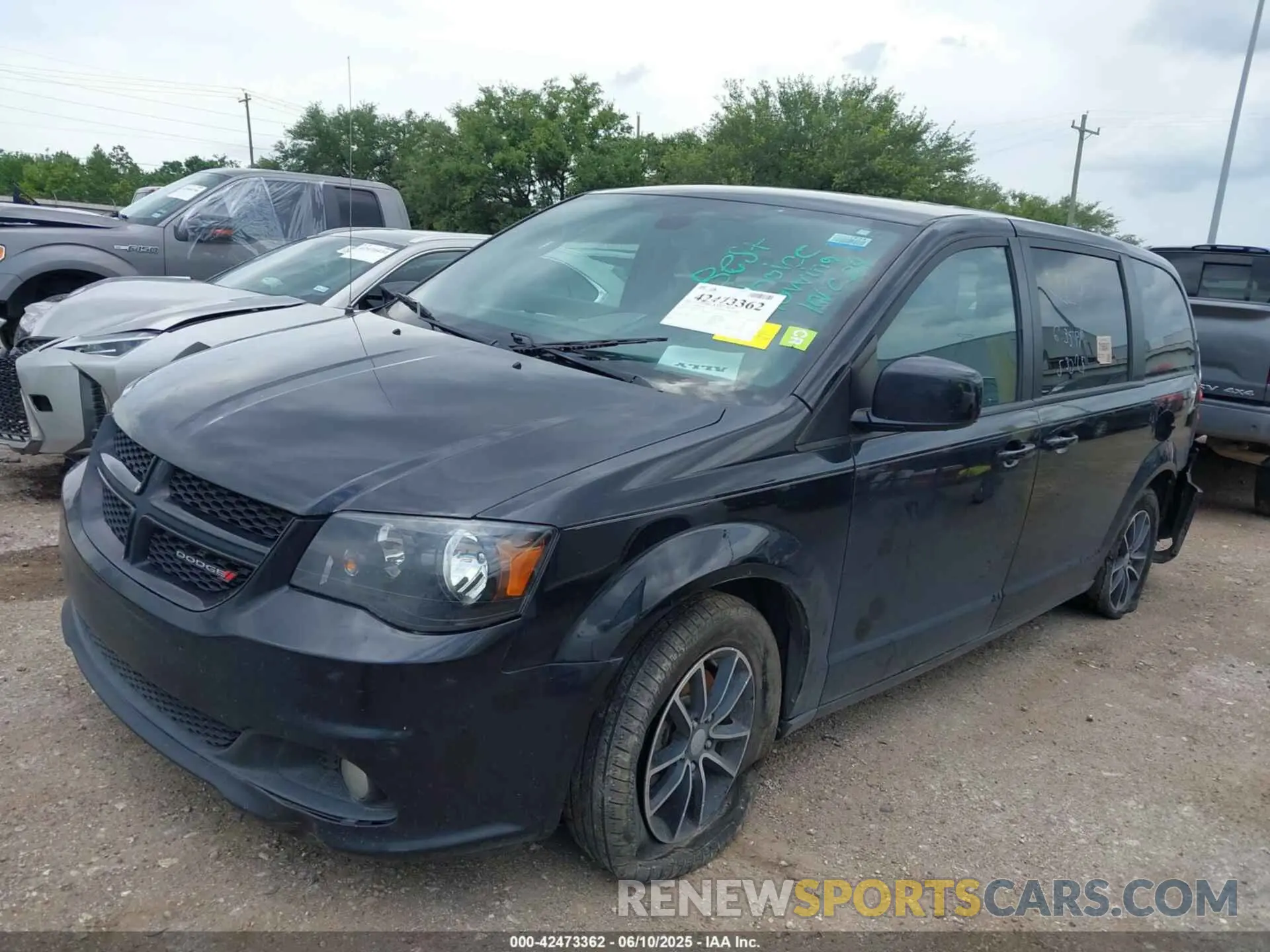 2 Photograph of a damaged car 2C4RDGEGXKR617053 DODGE GRAND CARAVAN 2019