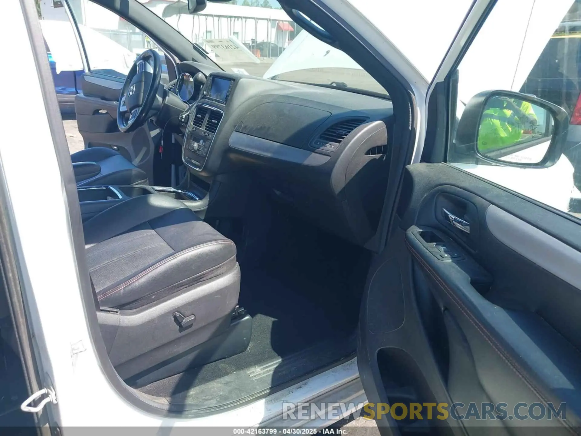 5 Photograph of a damaged car 2C4RDGEGXKR785694 DODGE GRAND CARAVAN 2019