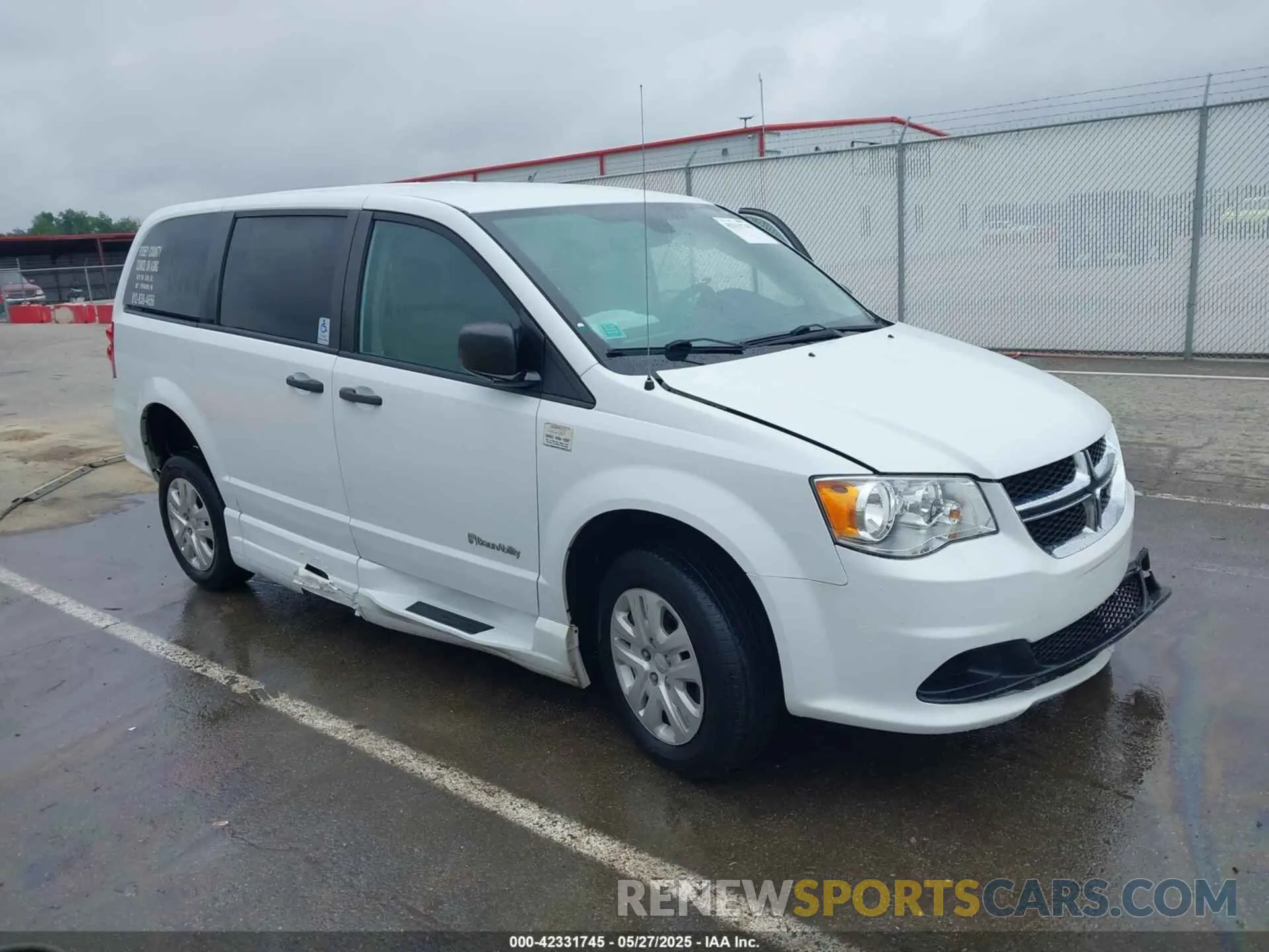 1 Photograph of a damaged car 2C7WDGBG0KR649598 DODGE GRAND CARAVAN 2019