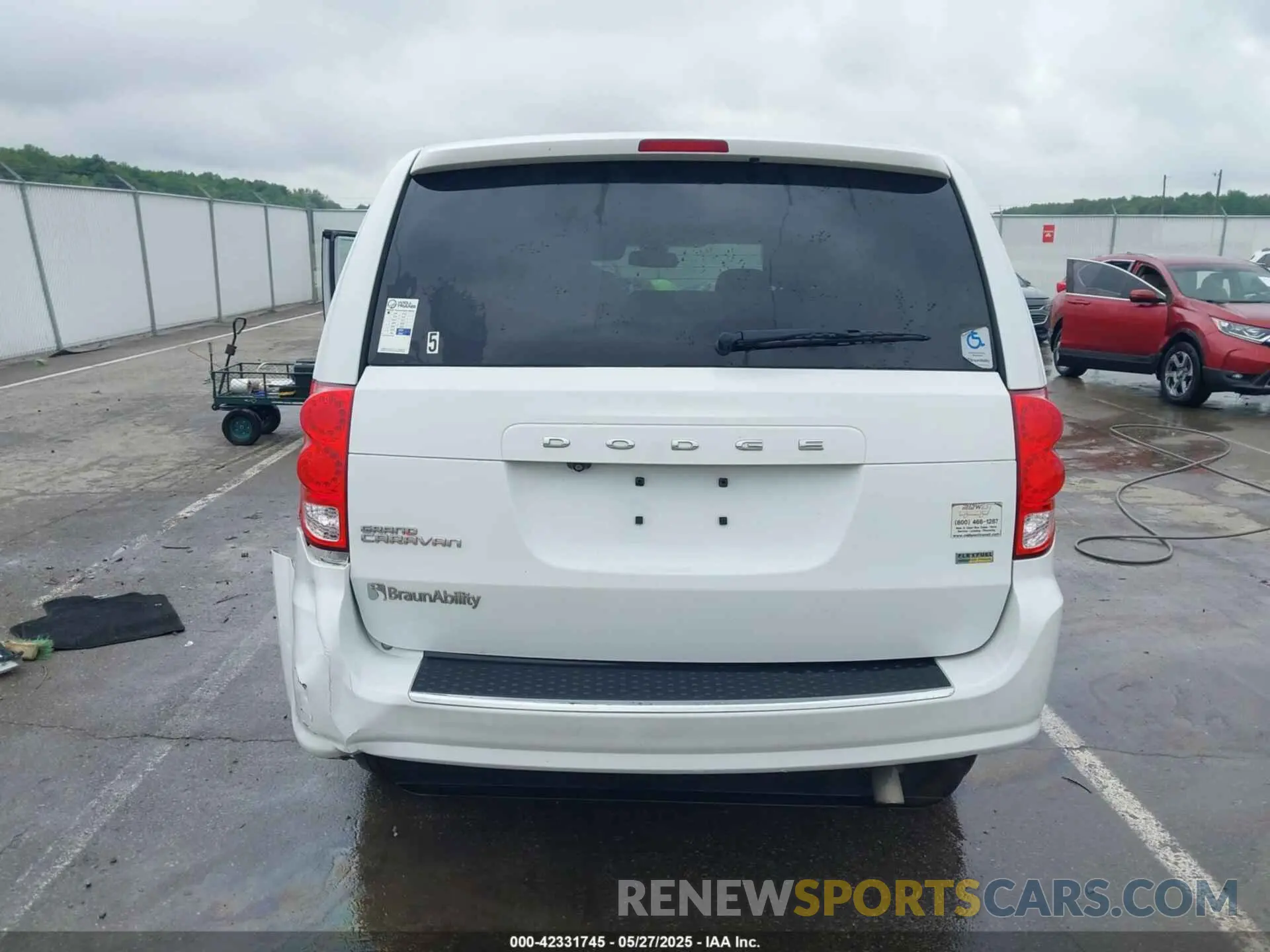 17 Photograph of a damaged car 2C7WDGBG0KR649598 DODGE GRAND CARAVAN 2019