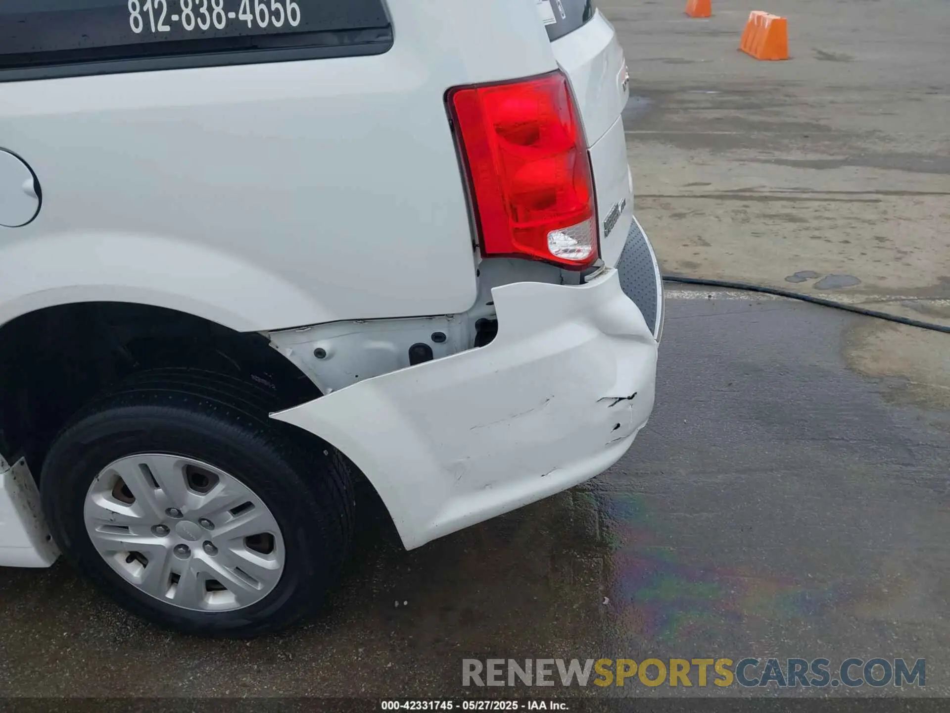 18 Photograph of a damaged car 2C7WDGBG0KR649598 DODGE GRAND CARAVAN 2019