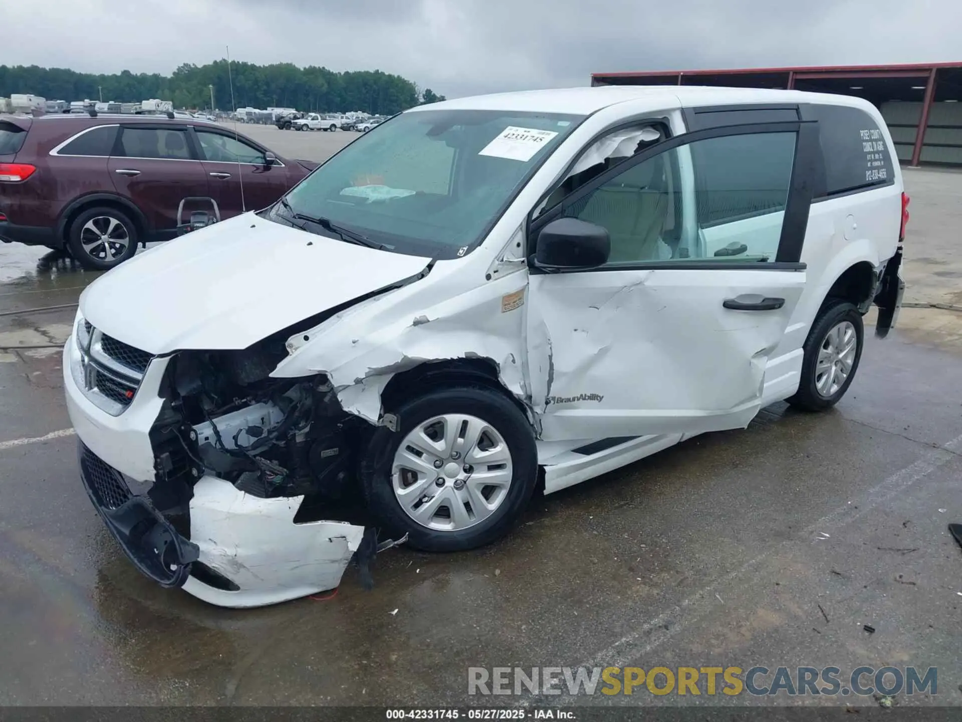 2 Photograph of a damaged car 2C7WDGBG0KR649598 DODGE GRAND CARAVAN 2019