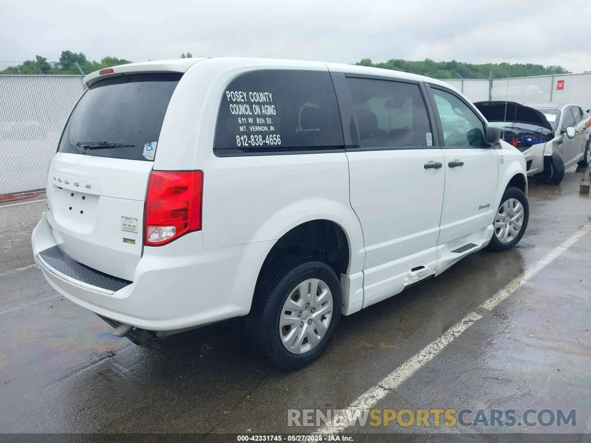 4 Photograph of a damaged car 2C7WDGBG0KR649598 DODGE GRAND CARAVAN 2019