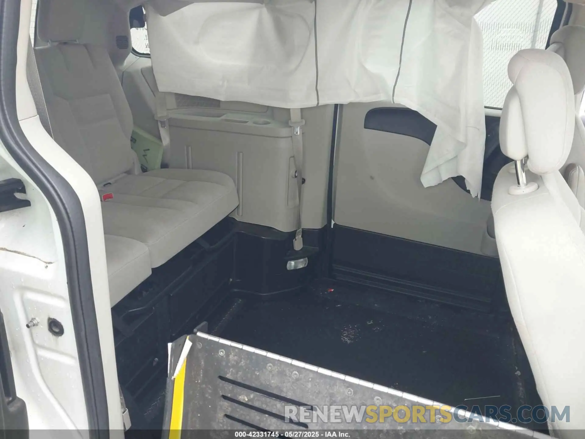 8 Photograph of a damaged car 2C7WDGBG0KR649598 DODGE GRAND CARAVAN 2019