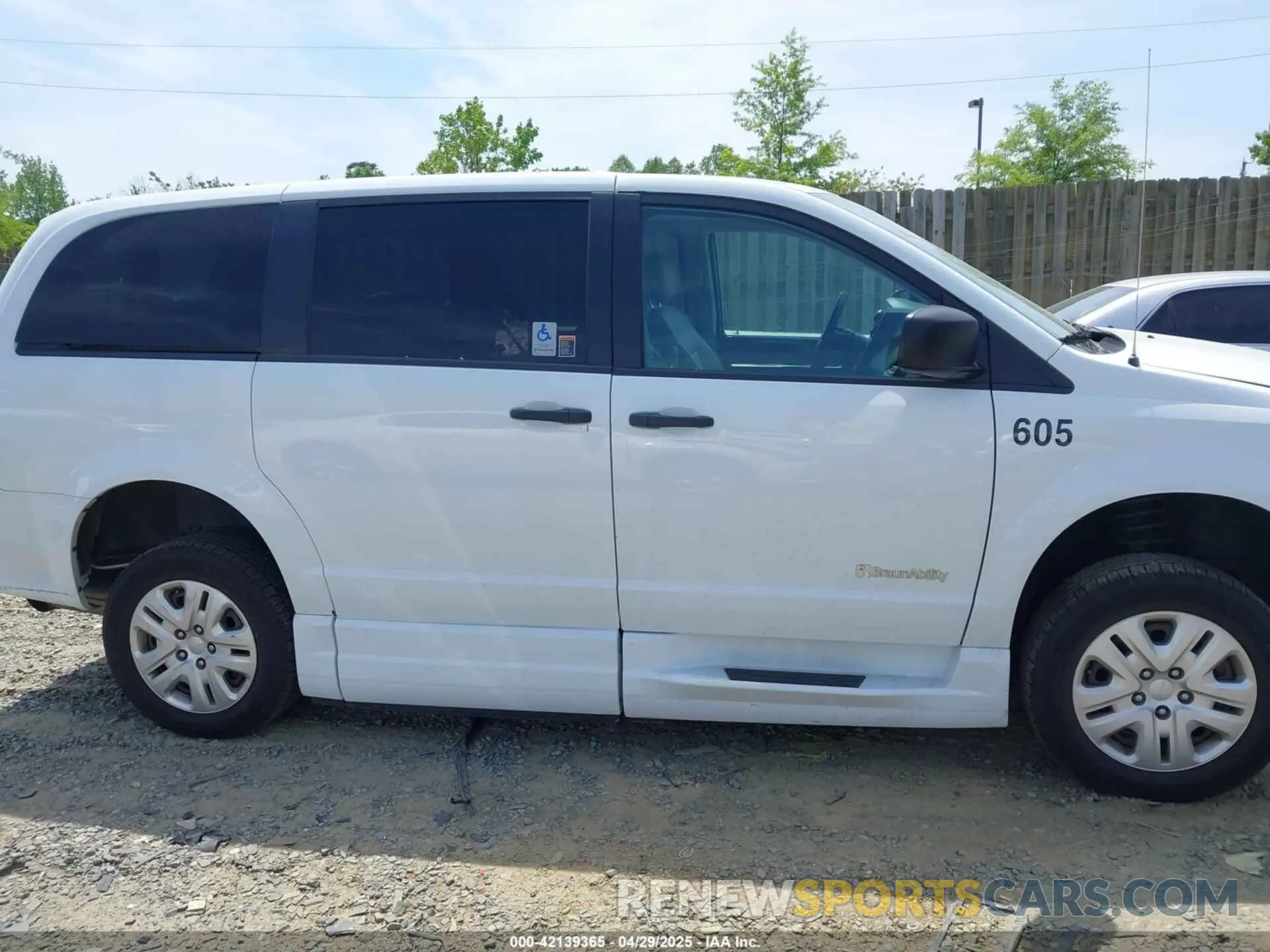 14 Photograph of a damaged car 2C7WDGBG2KR683817 DODGE GRAND CARAVAN 2019