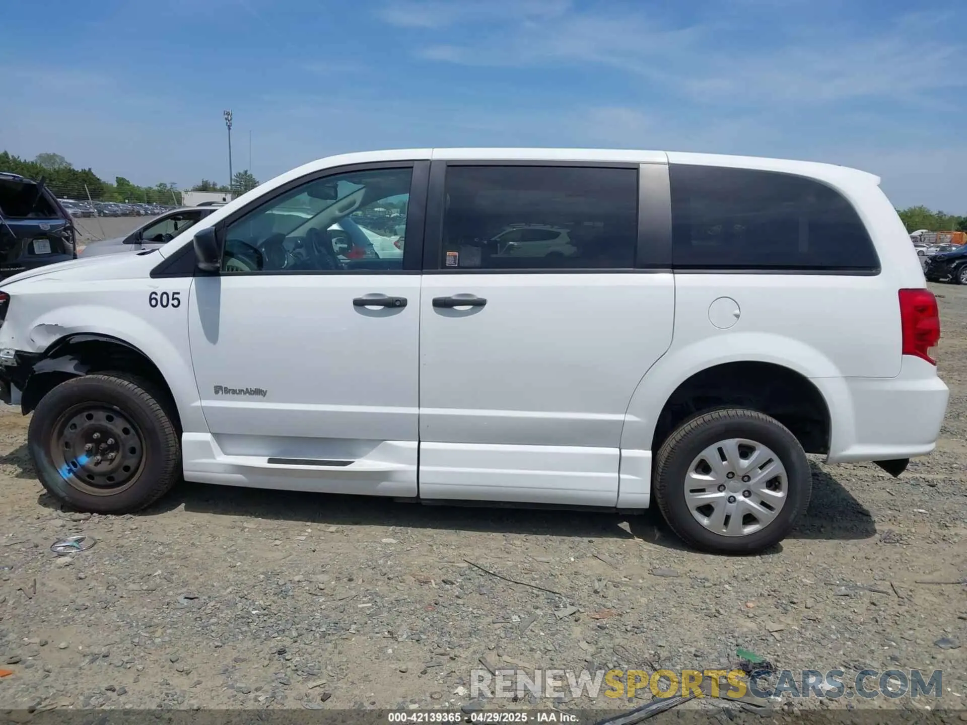 15 Photograph of a damaged car 2C7WDGBG2KR683817 DODGE GRAND CARAVAN 2019