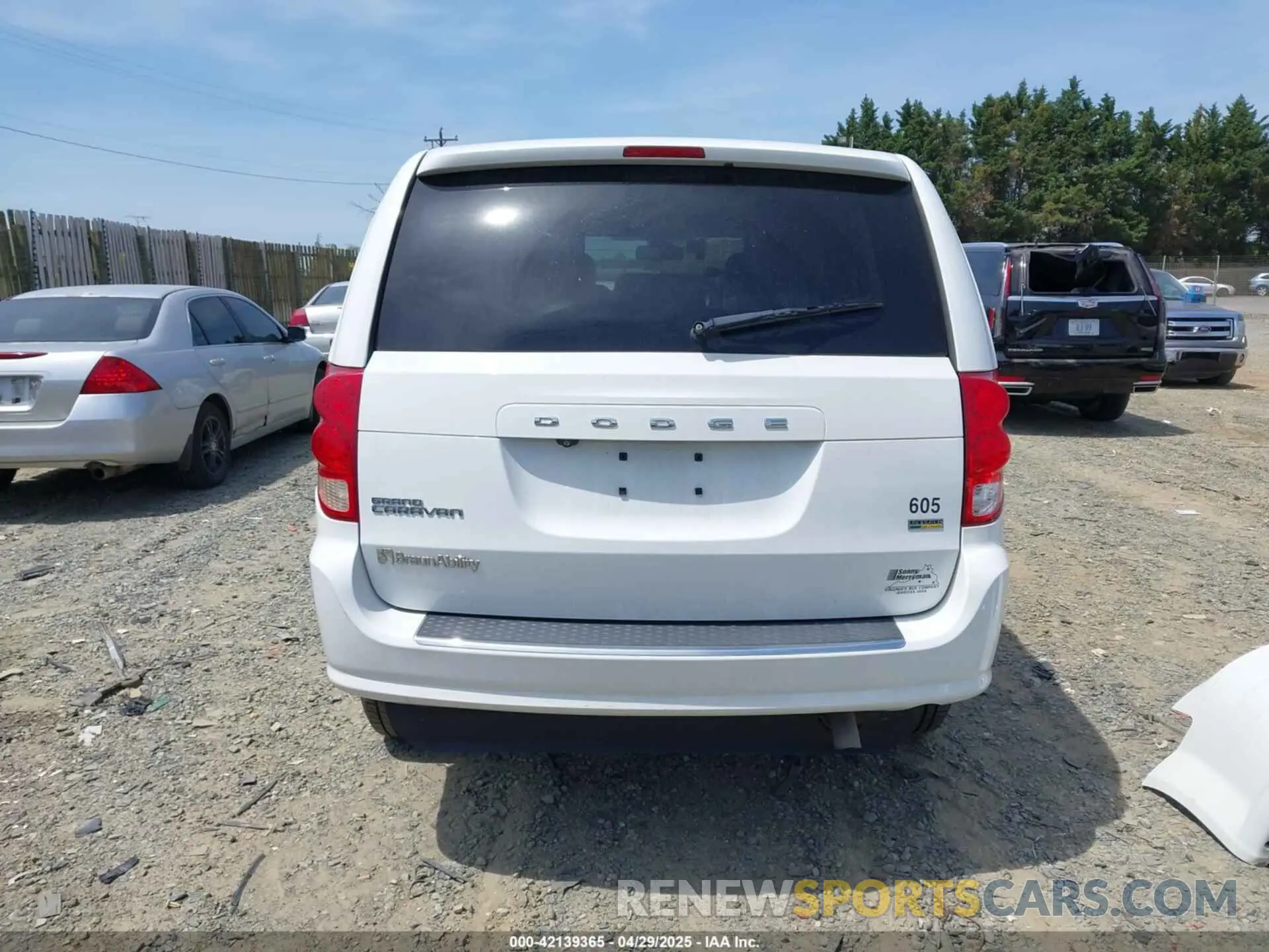 17 Photograph of a damaged car 2C7WDGBG2KR683817 DODGE GRAND CARAVAN 2019