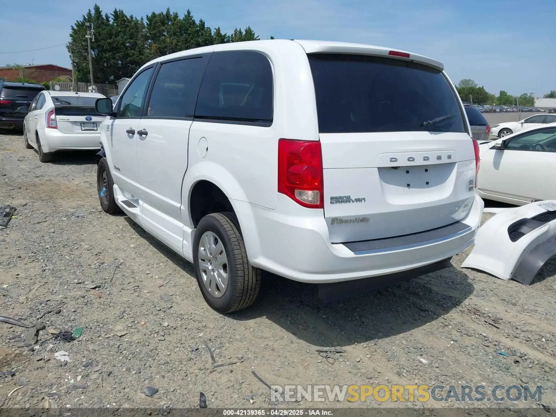 3 Photograph of a damaged car 2C7WDGBG2KR683817 DODGE GRAND CARAVAN 2019