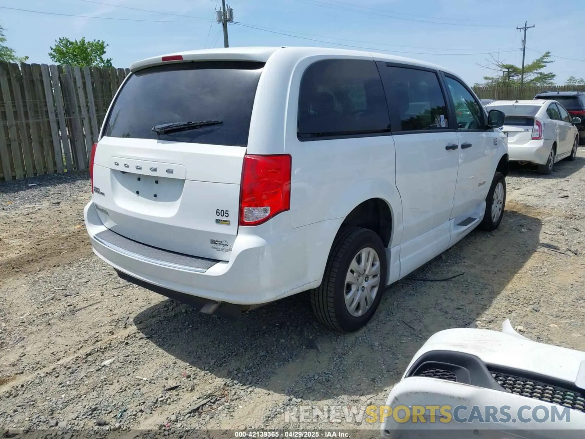 4 Photograph of a damaged car 2C7WDGBG2KR683817 DODGE GRAND CARAVAN 2019