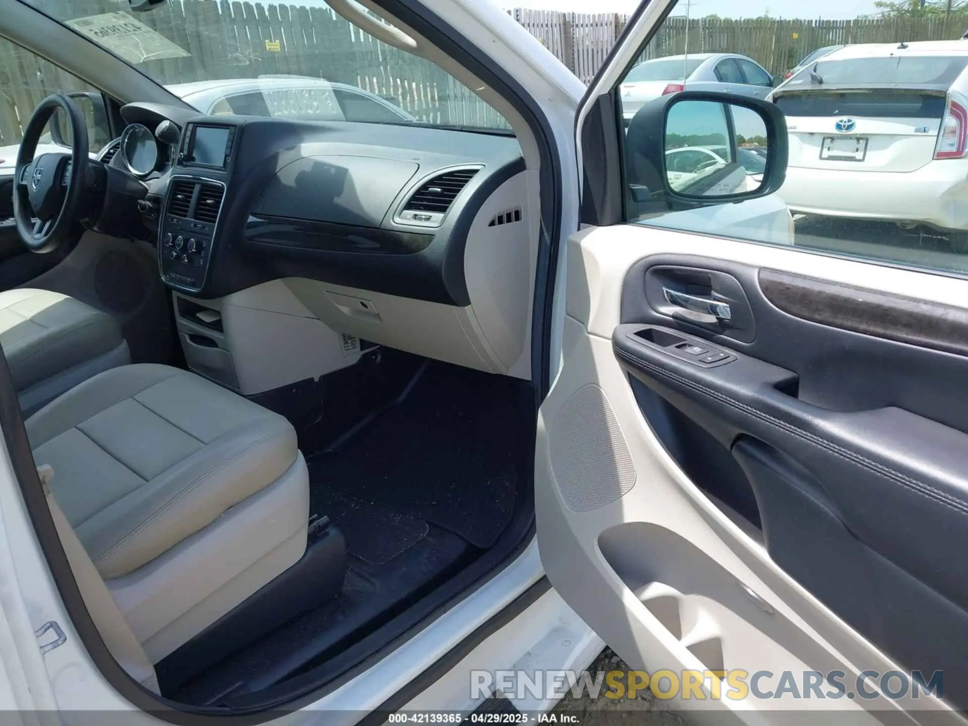 5 Photograph of a damaged car 2C7WDGBG2KR683817 DODGE GRAND CARAVAN 2019