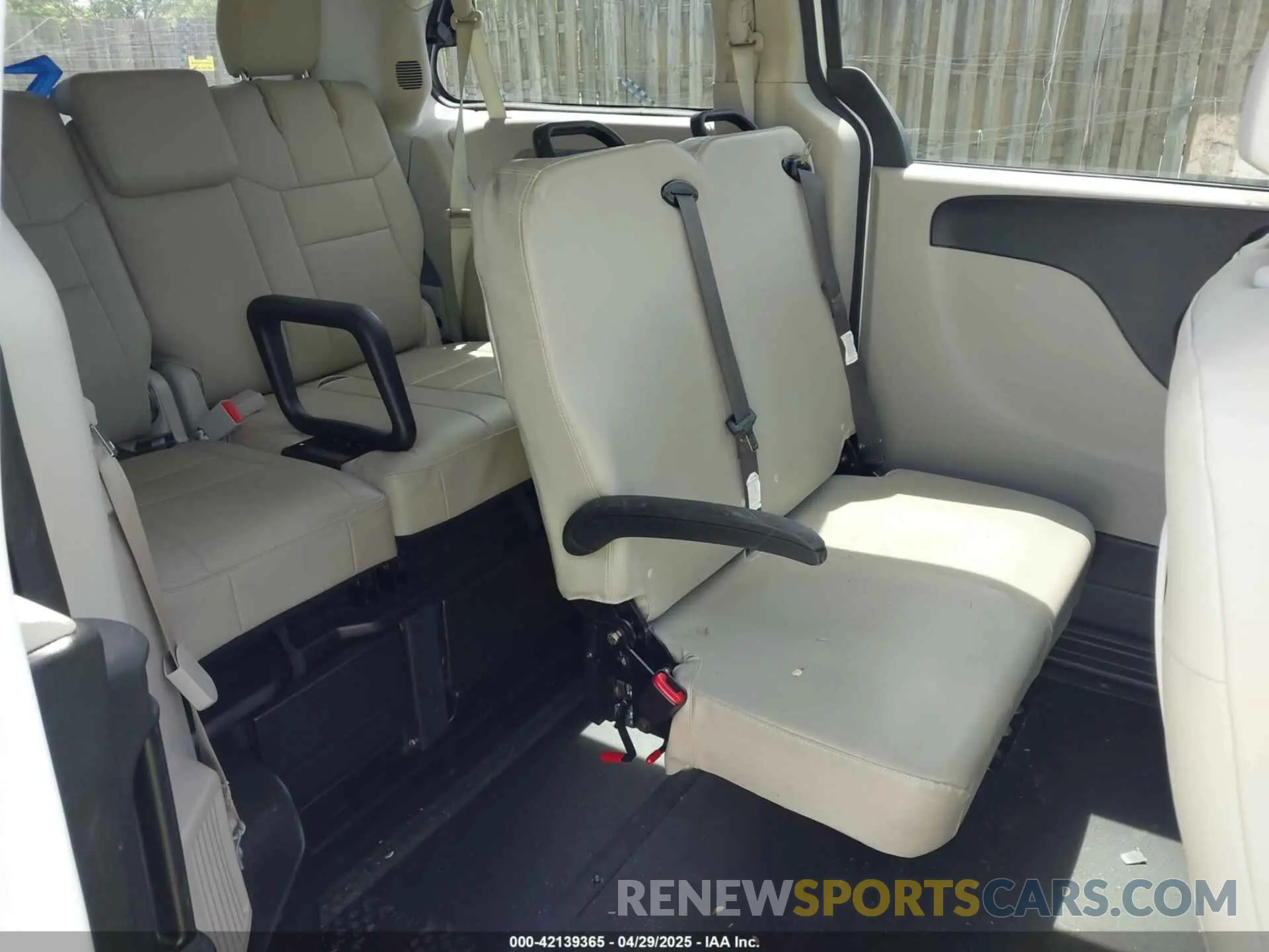 8 Photograph of a damaged car 2C7WDGBG2KR683817 DODGE GRAND CARAVAN 2019